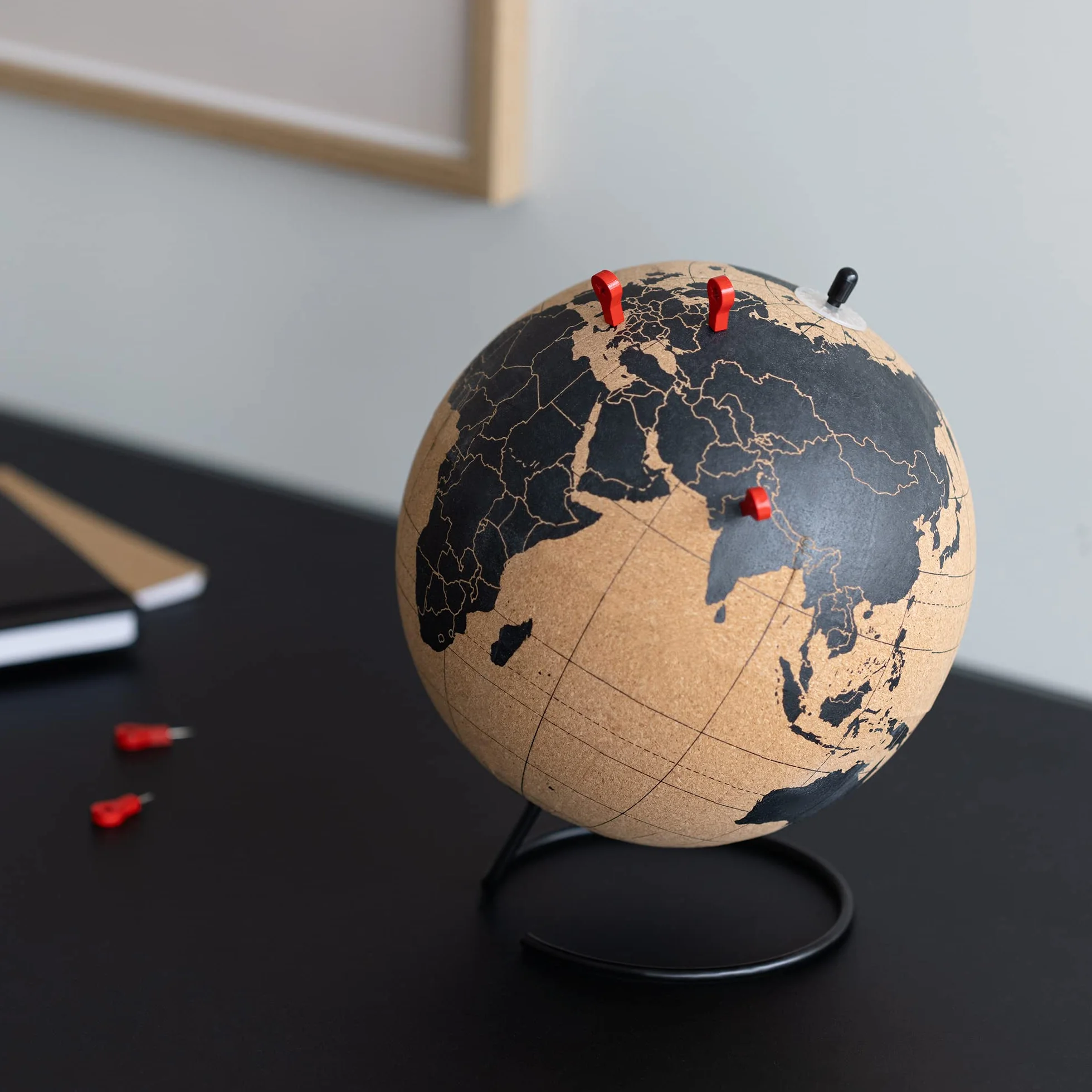 Navaris Cork Earth Globe - Globus Mapa świata do przypinania 20 x 25 cm z 10 czerwonymi drewnianymi pinezkami - Mapa świata okrągła dekoracja biura podróży