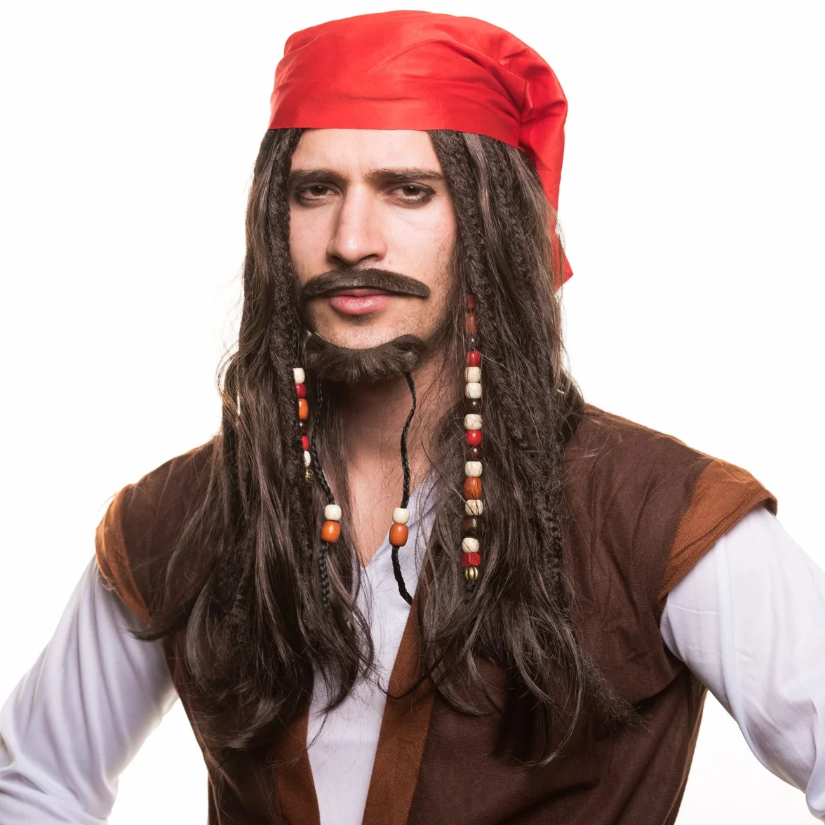Piracka peruka z perami i czerwon chustk dla idealnego kostiumu pirata na przebieranki i karnawa.