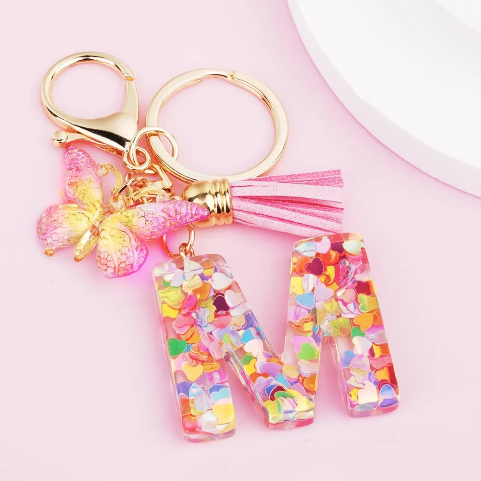 OSDUE Modny alfabet inicjał litera brelok, damski frędzel motyl różowy fioletowy uroczy brelok samochodowy, różowy i złoty brelok z żywicy alfabet, frędzle motyl wisiorek brelok do portfela
