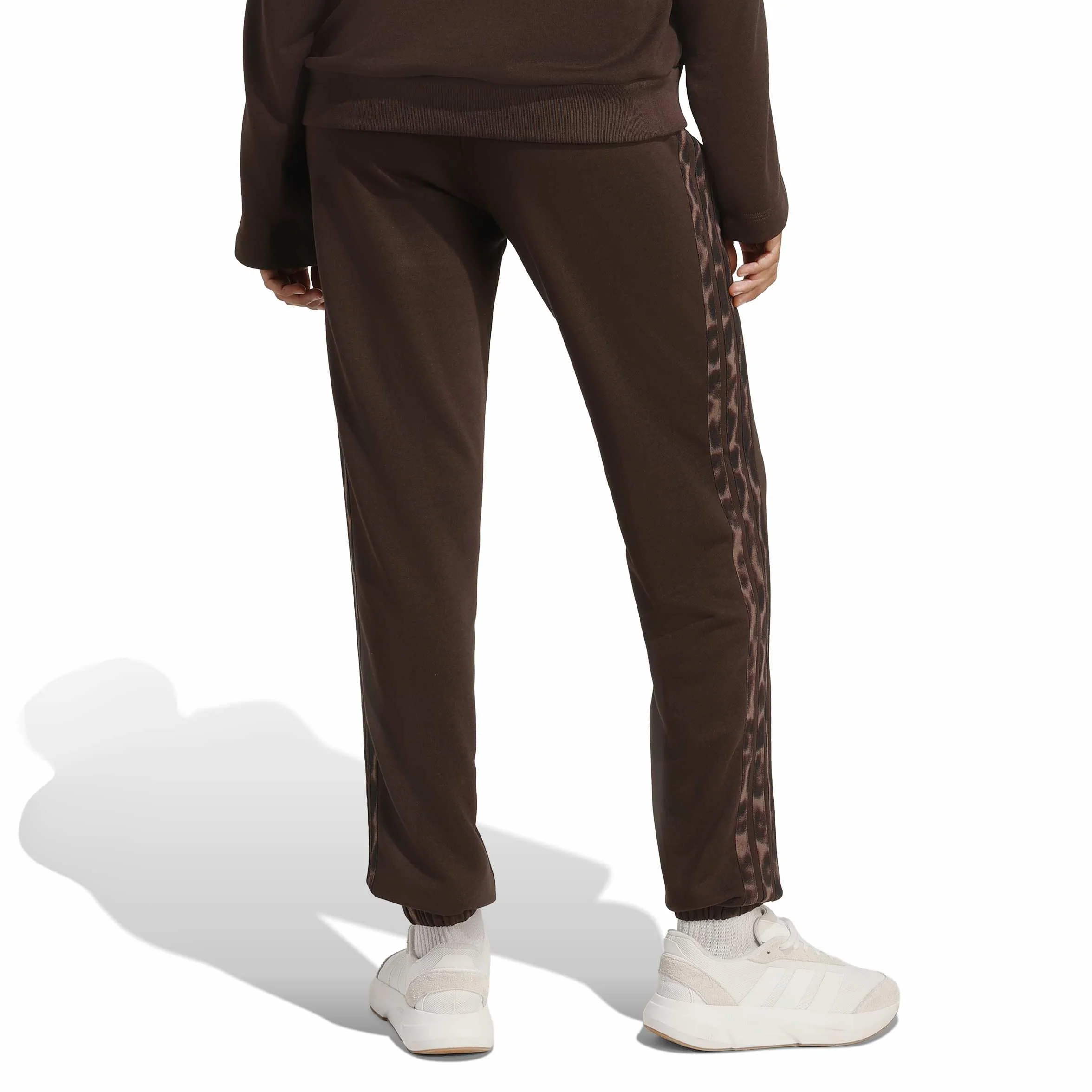 adidas Seasonal Essentials Leopard Print French Terry Pants With 3-stripes - Spodnie golfowe Kobiety