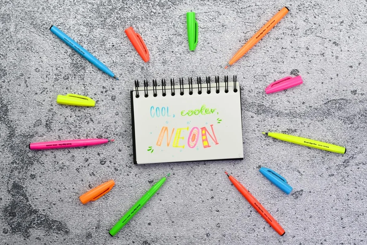Pentel SES15C-FPX Brush Sign Pen neonowo-różowy, długopis z włókien, końcówka przypominająca pędzel, 1 sztuka