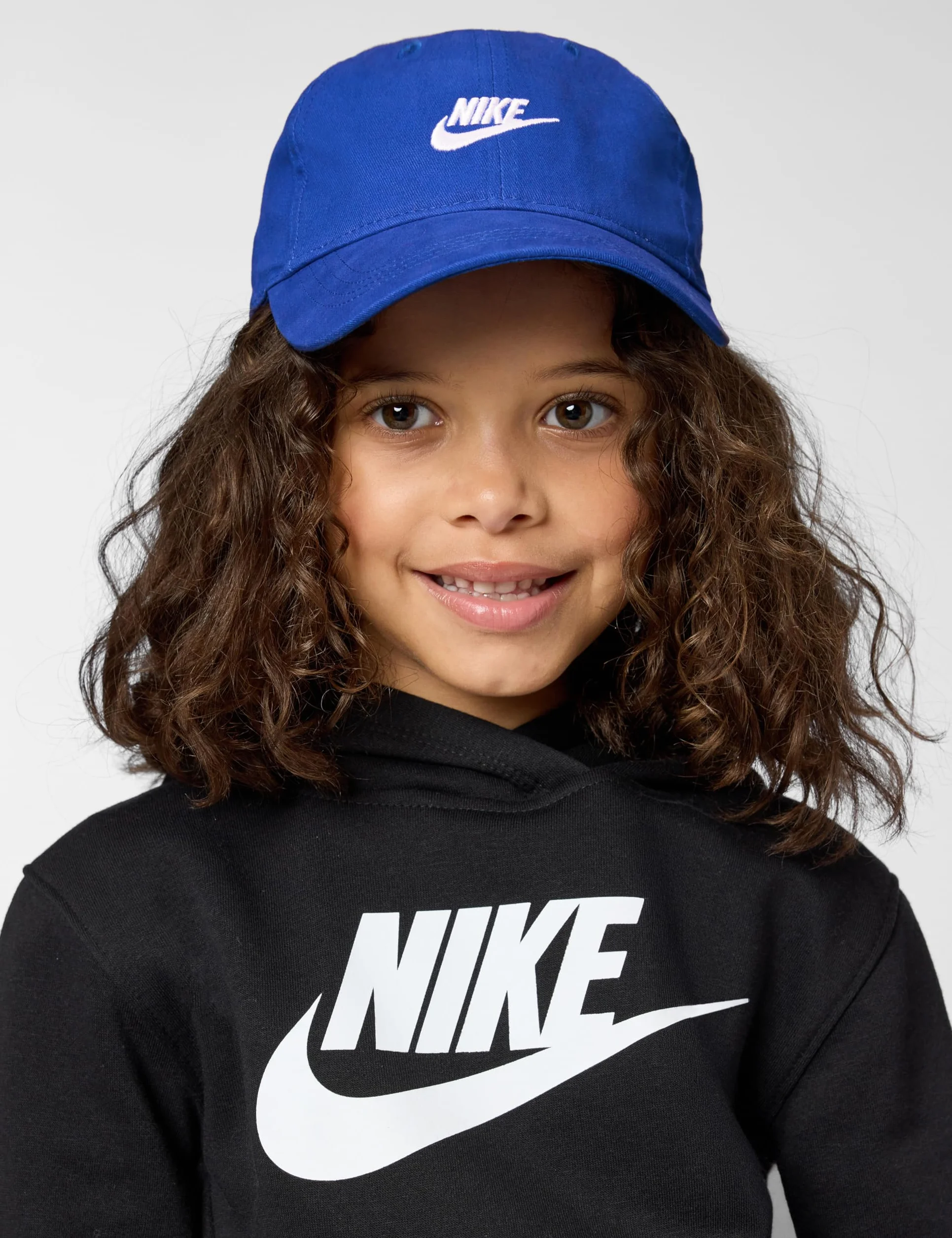 Nike Haftowane logo dla dzieci Swoosh bawełniana czapka z zakrzywionym rondem (królewski błękit z haftowanym białym logo Swoosh) dzieci 4-7