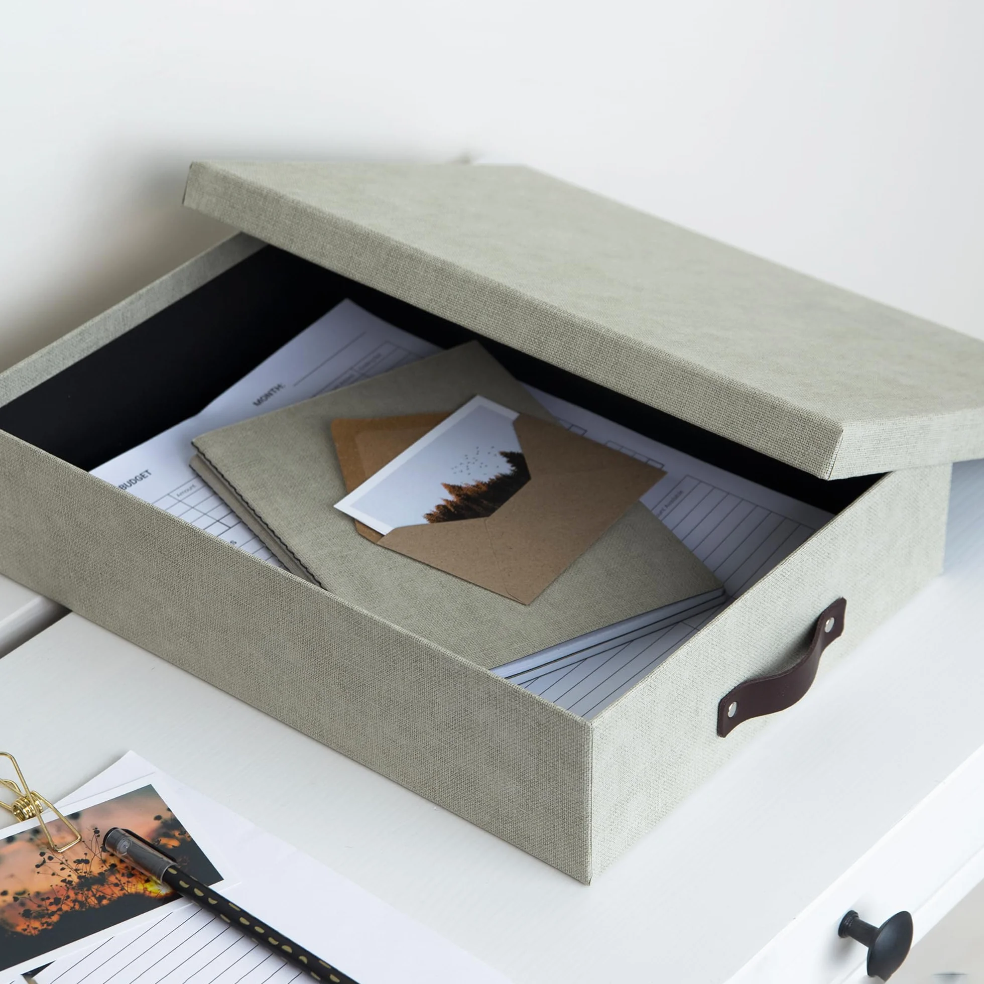 BIGSO BOX OF SWEDEN OSKAR Pudełko na dokumenty A4, broszury itd. – półka na biurko z pokrywką i uchwytem – pudełko do przechowywania z płyty pilśniowej i papieru o wyglądzie lnu, beżowe