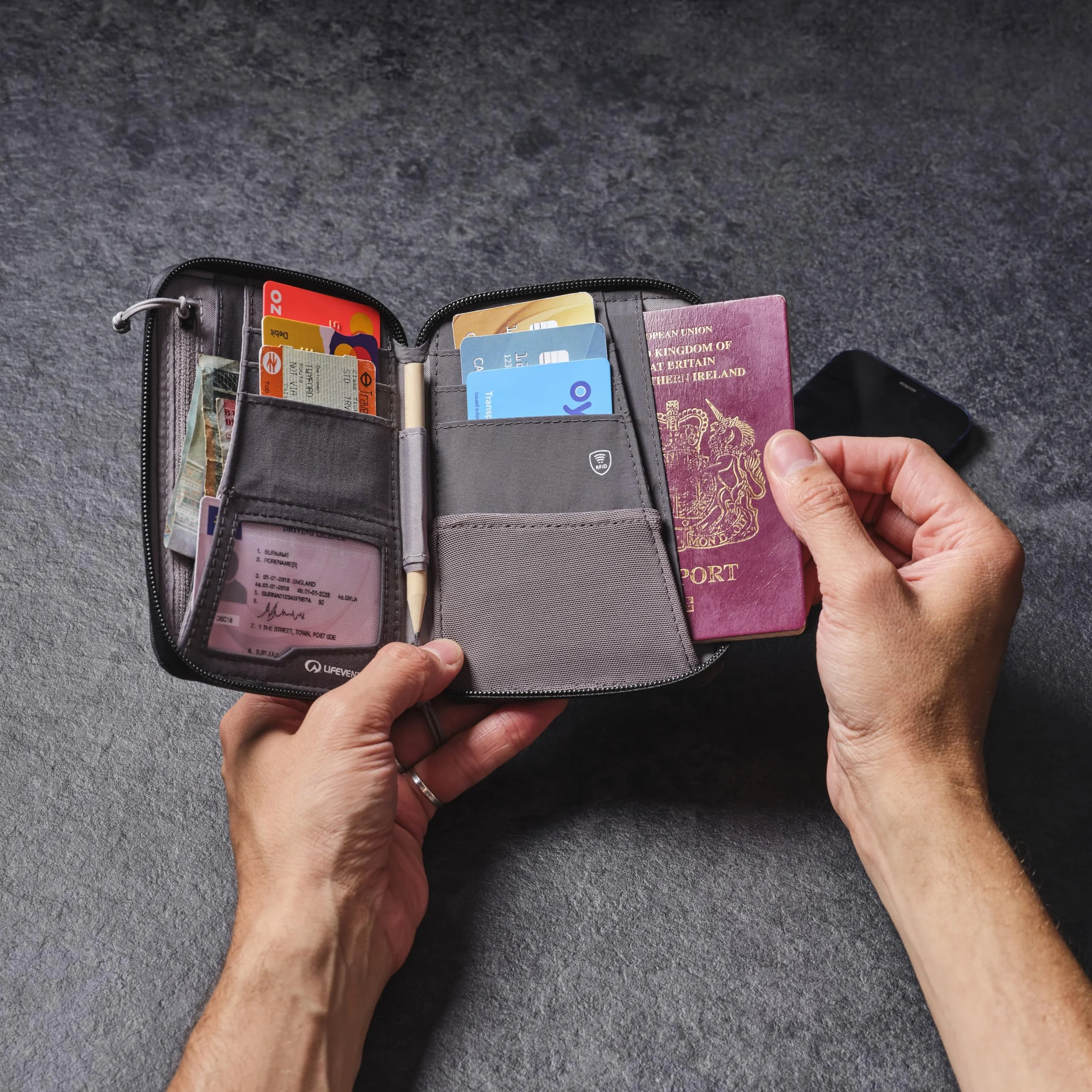 Lifeventure Mini portfel podróżny z ochroną RFID – składany portfel z zamkiem błyskawicznym i etui na paszport do podróży, przyjazny dla środowiska, materiał nadający się do recyklingu (szary)