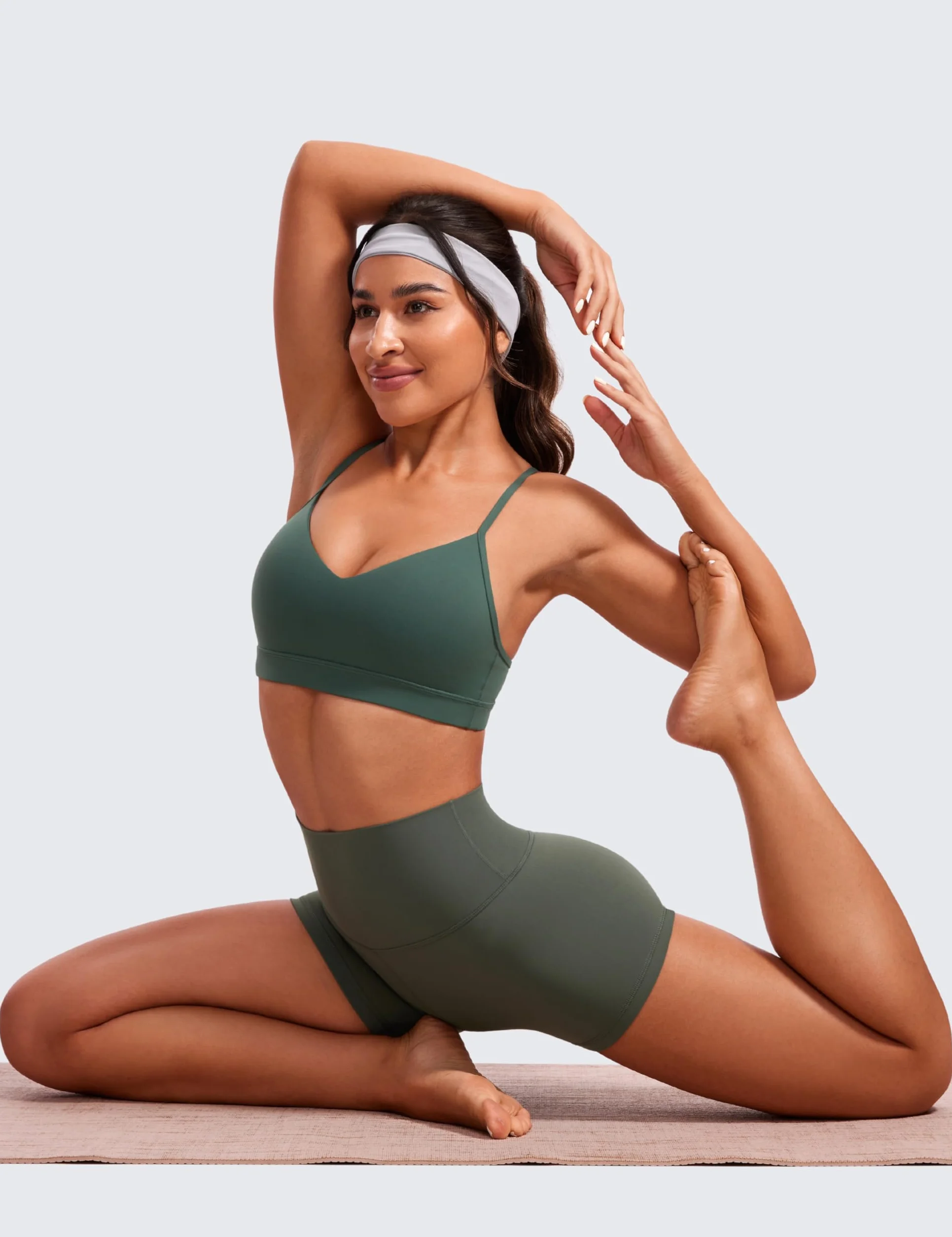 CRZ YOGA Biustonosz sportowy Butterluxe z dekoltem w serek dla kobiet – regulowany cienki pasek usztywniany top do jogi podstawowy bezrękawnik
