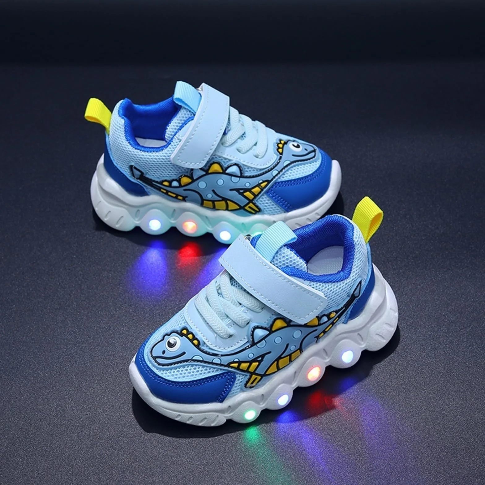 Świecące Buty Sportowe LED, Unisex Dla Dzieci Cartoon Mały Dinozaur Flash Trenerzy Dla Chłopców I Dziewcząt Oddychająca Siateczka Antypoślizgowe Migające Świecące Modne Trampki Halowe Buty Sportowe (
