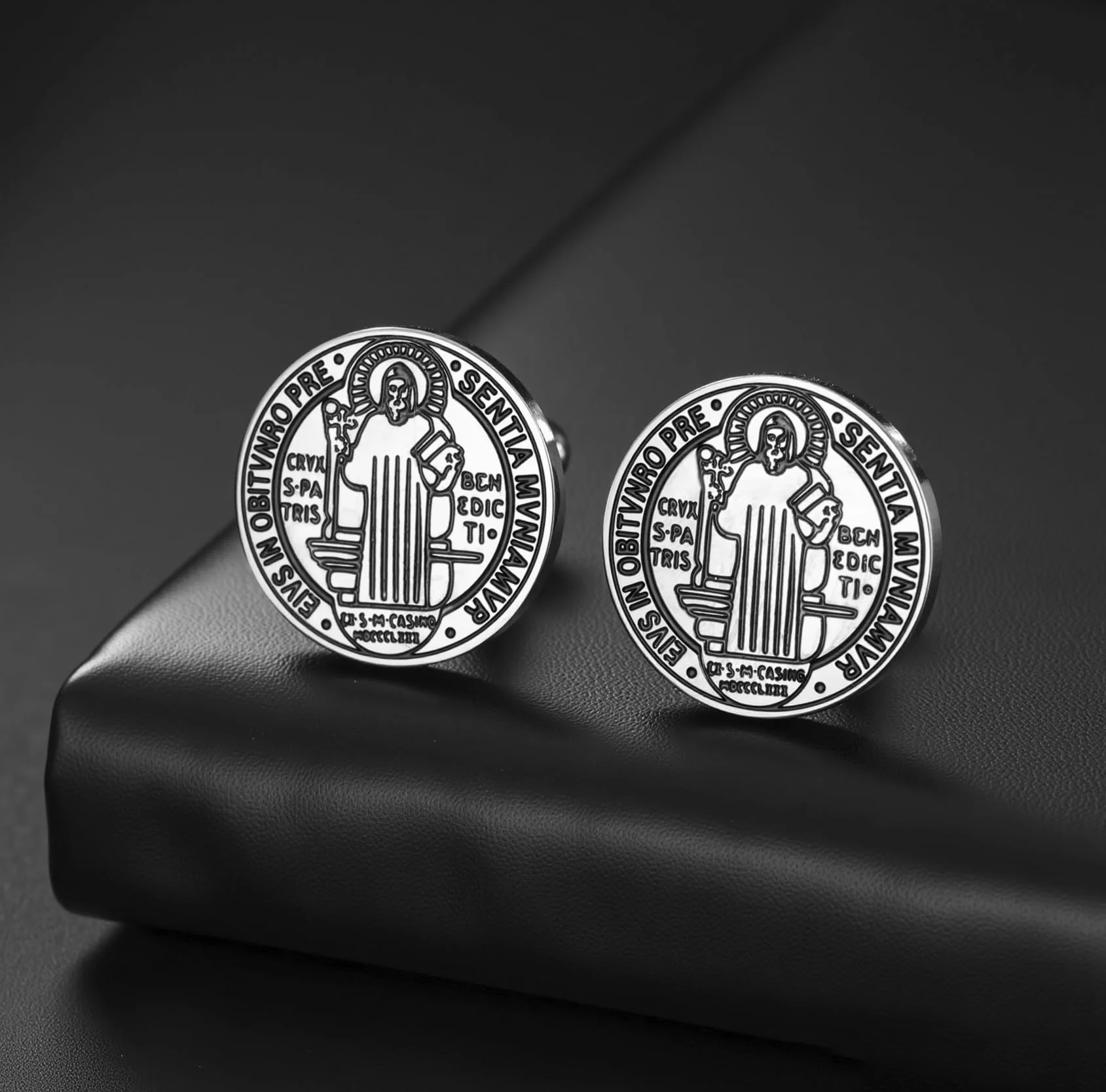 Medal św. Benedykta spinki do mankietów San Benito spinki do mankietów krzyż patron święty amulet katolicka biżuteria religijny prezent koszula spinki do mankietów akcesoria