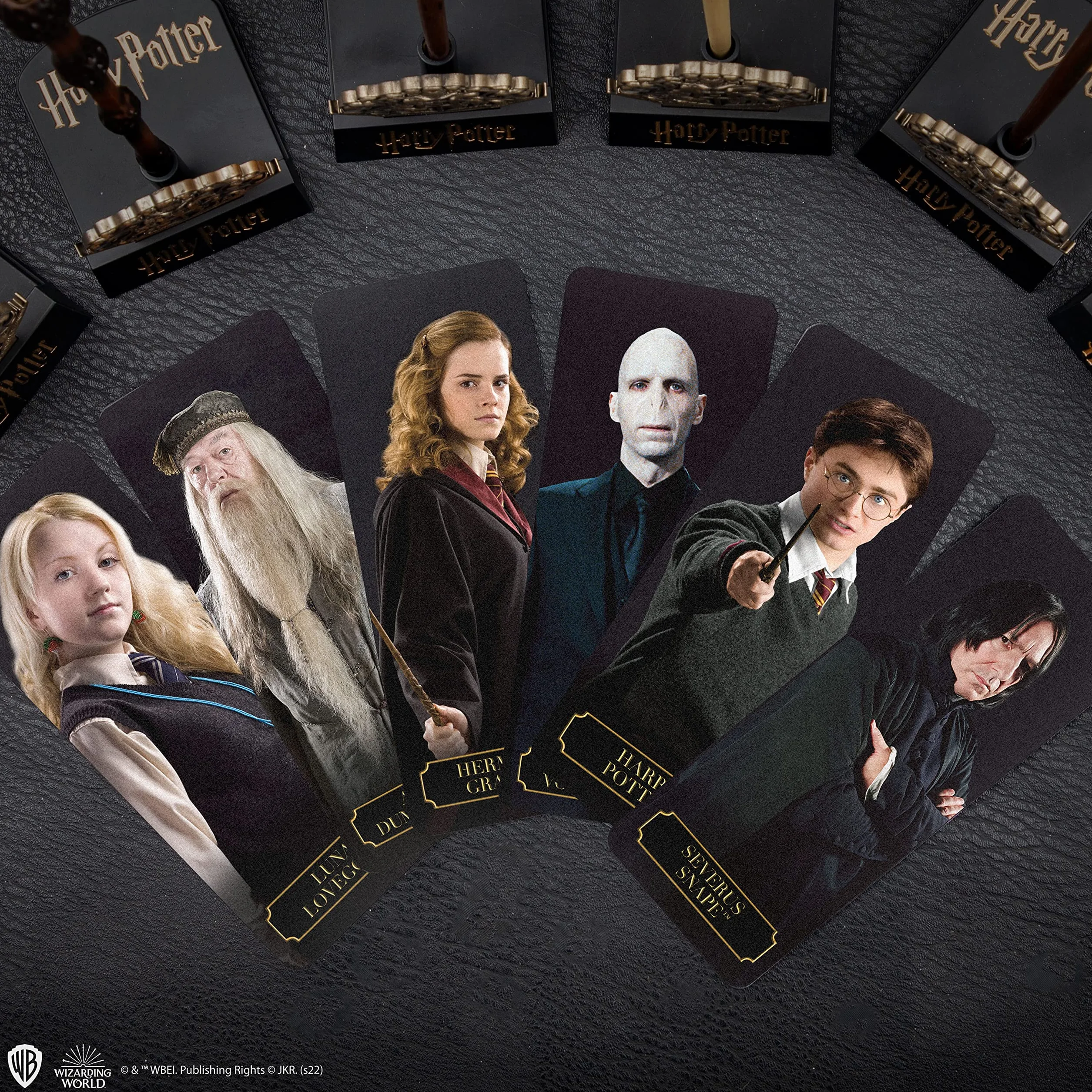 Cinereplicas Harry Potter - Magiczna różdżka Albus Dumbledore z podstawką i soczewkową zakładką - Oficjalna licencja
