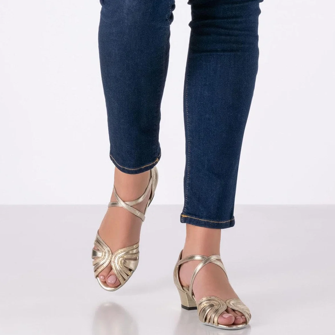 Werner Kern Damskie buty do tańca Kim Comfort – skóra platynowa/beżowa – dla szerokich stóp – obcas blokowy 3,5 cm – podeszwa z zamszu – Made in Italy