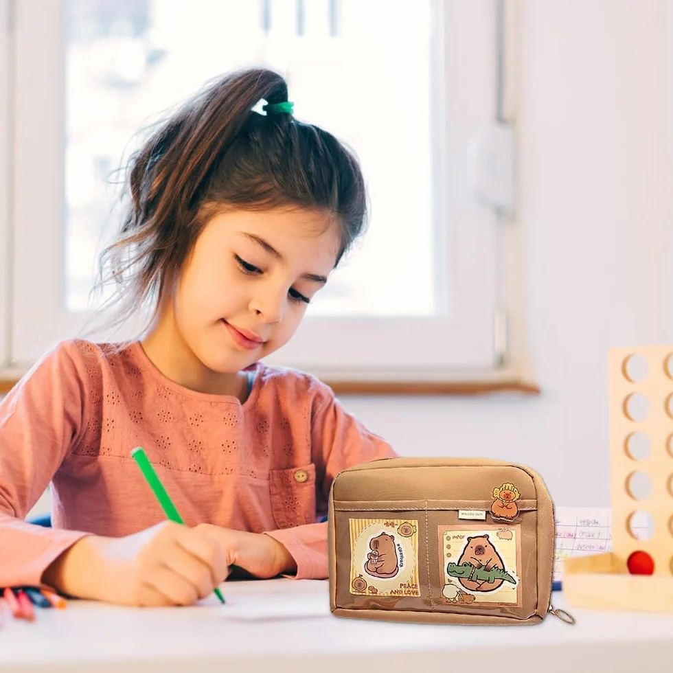 Piórnik capybar - piórnik z 12 przegródkami, Memo Pad, breloczki, naklejki, szpilki i pluszaki