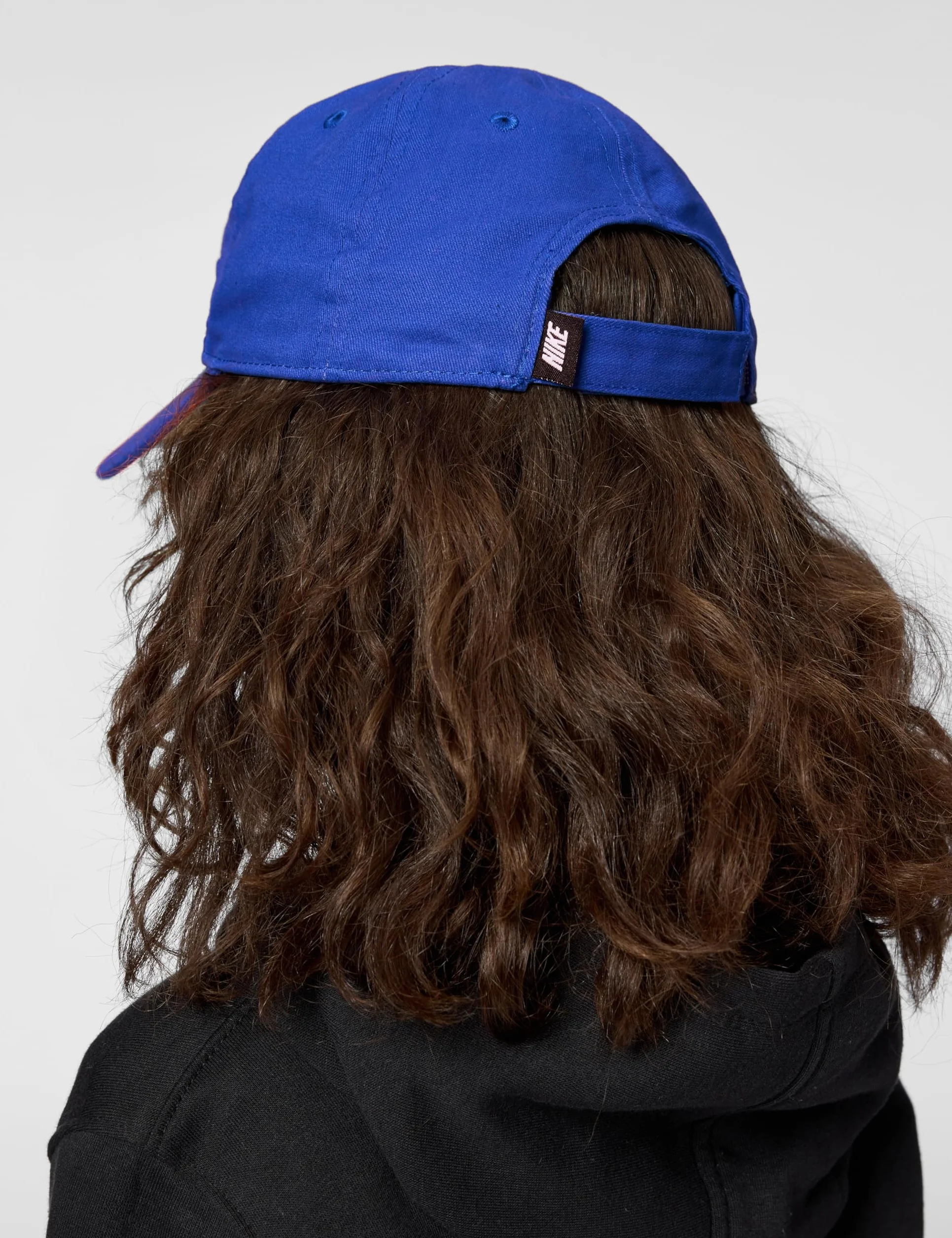 Nike Haftowane logo dla dzieci Swoosh bawełniana czapka z zakrzywionym rondem (królewski błękit z haftowanym białym logo Swoosh) dzieci 4-7