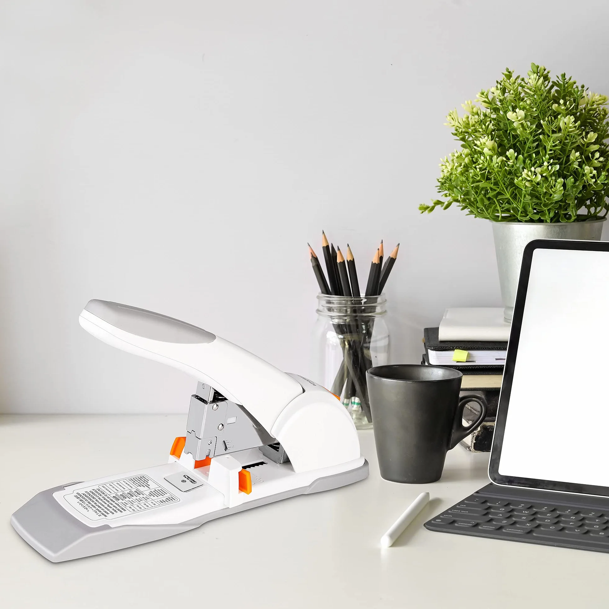 Amazon Basics – profesjonalny zszywacz na 130 arkuszy, srebrny.