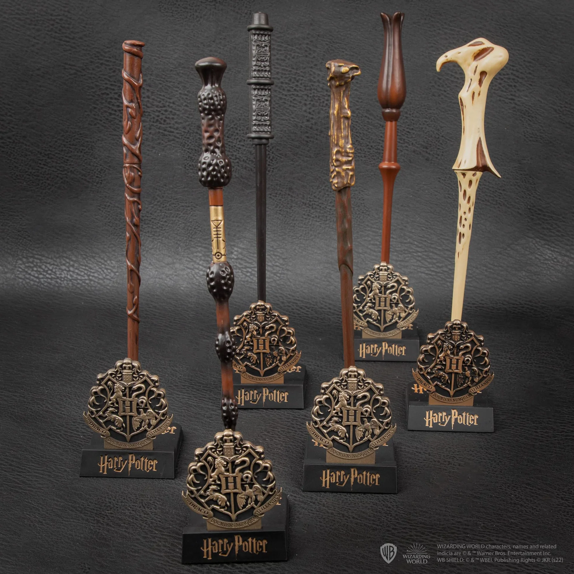 Cinereplicas Harry Potter - Magiczna różdżka Albus Dumbledore z podstawką i soczewkową zakładką - Oficjalna licencja