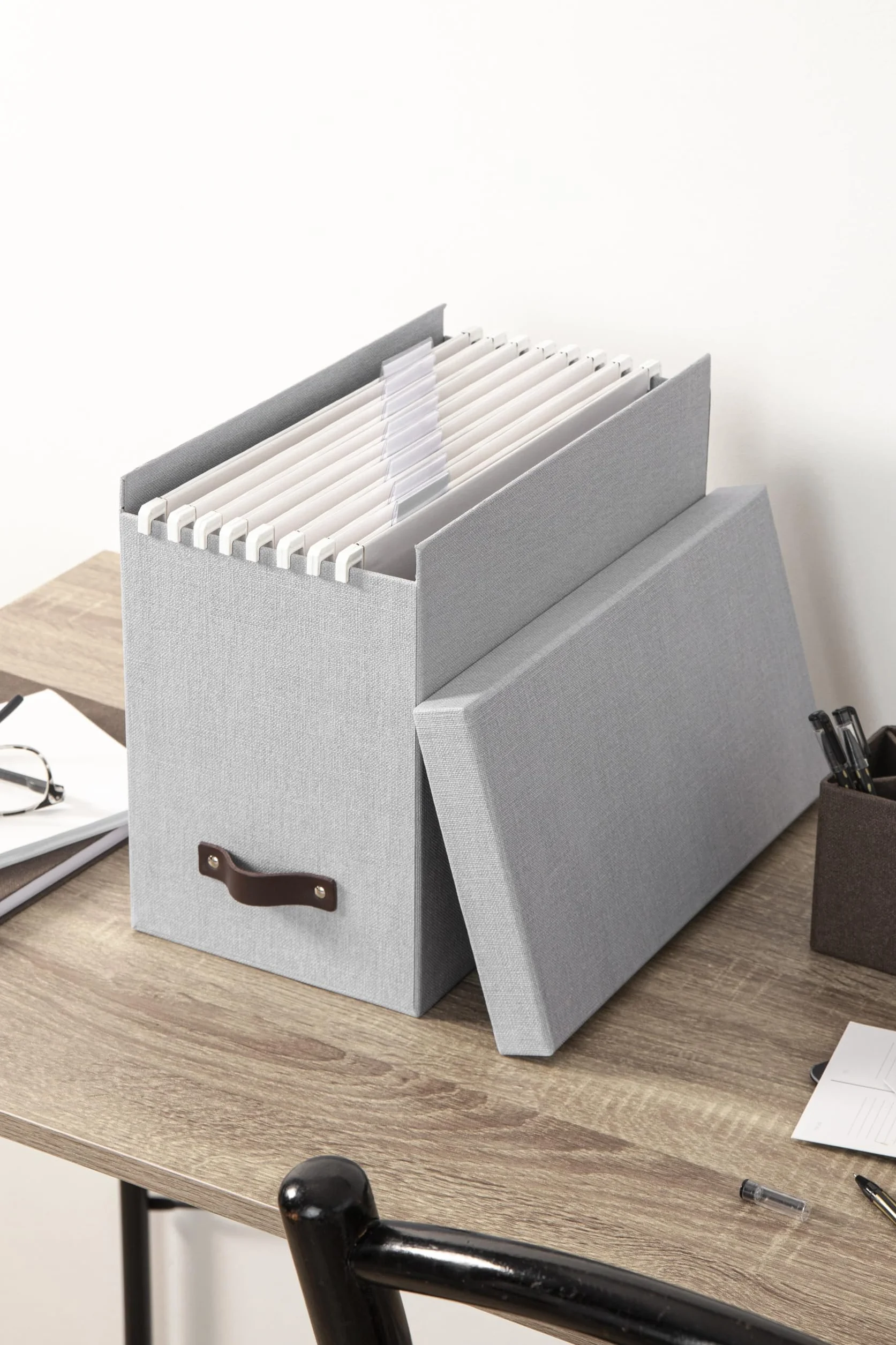 Bigso Box of Sweden JOHAN Pudełko z pokrywką – stylowe pudełko archiwalne z 8 zawieszanymi skoroszytami – pudełko na teczki wiszące z płyty pilśniowej i papieru o stylowym wyglądzie lnu – jasnoszare