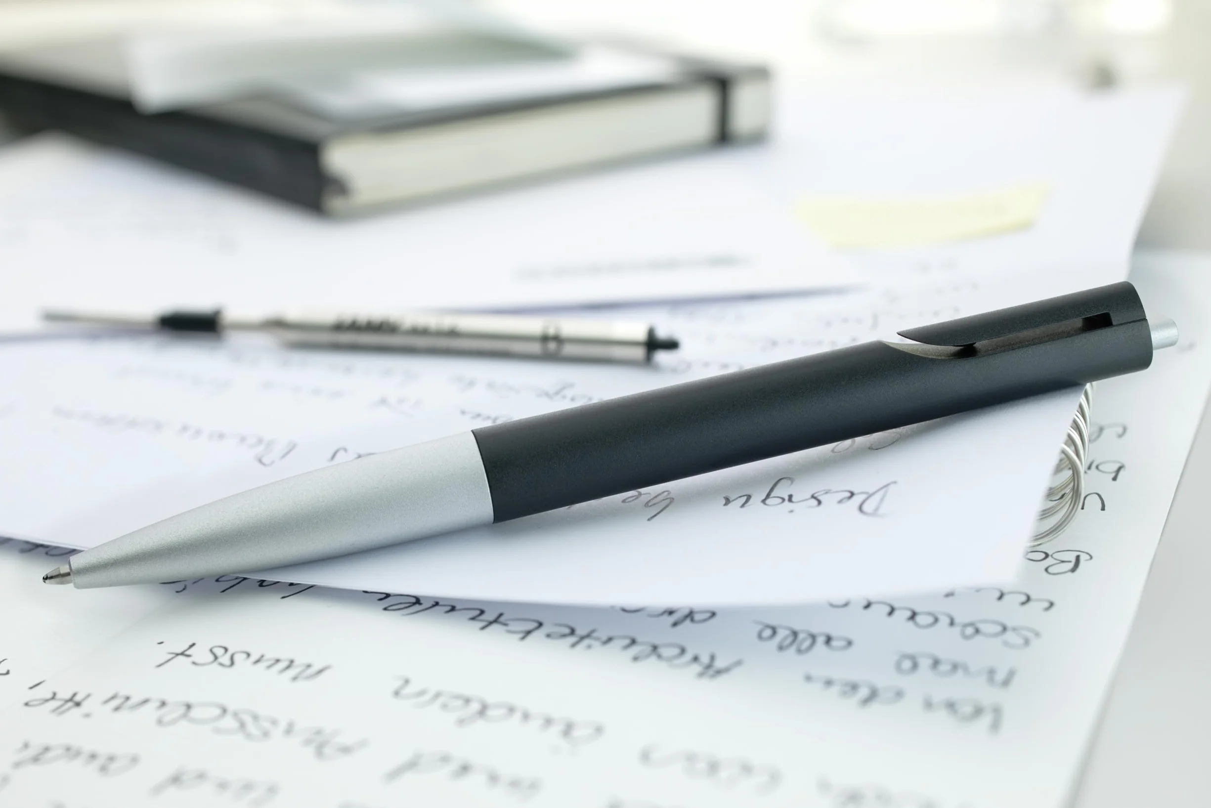 LAMY noto długopis 283 – długopis w kolorze biało-srebrnym z mechanizmem naciskowym – z wkładem o dużej pojemności – linia pisania M