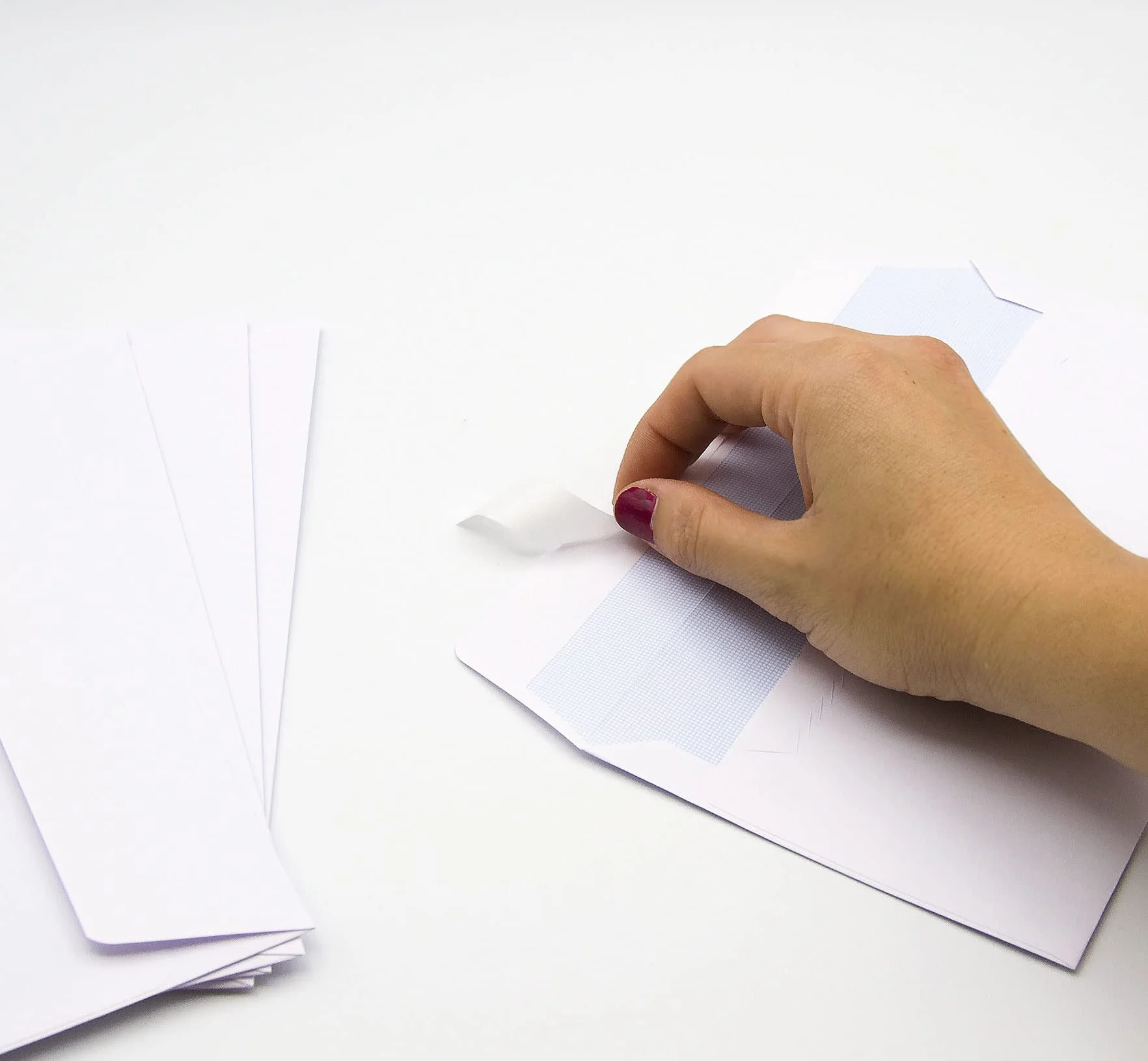 Sobres de Papel, Sobre Blanco Americano Sin Ventana, Medida 225 x 115 mm, Sobres Papel Blancos para Cartas y Documentos, Sobres 90 g/m² con Cierre Autoadhesivo · m-office (25 uds)
