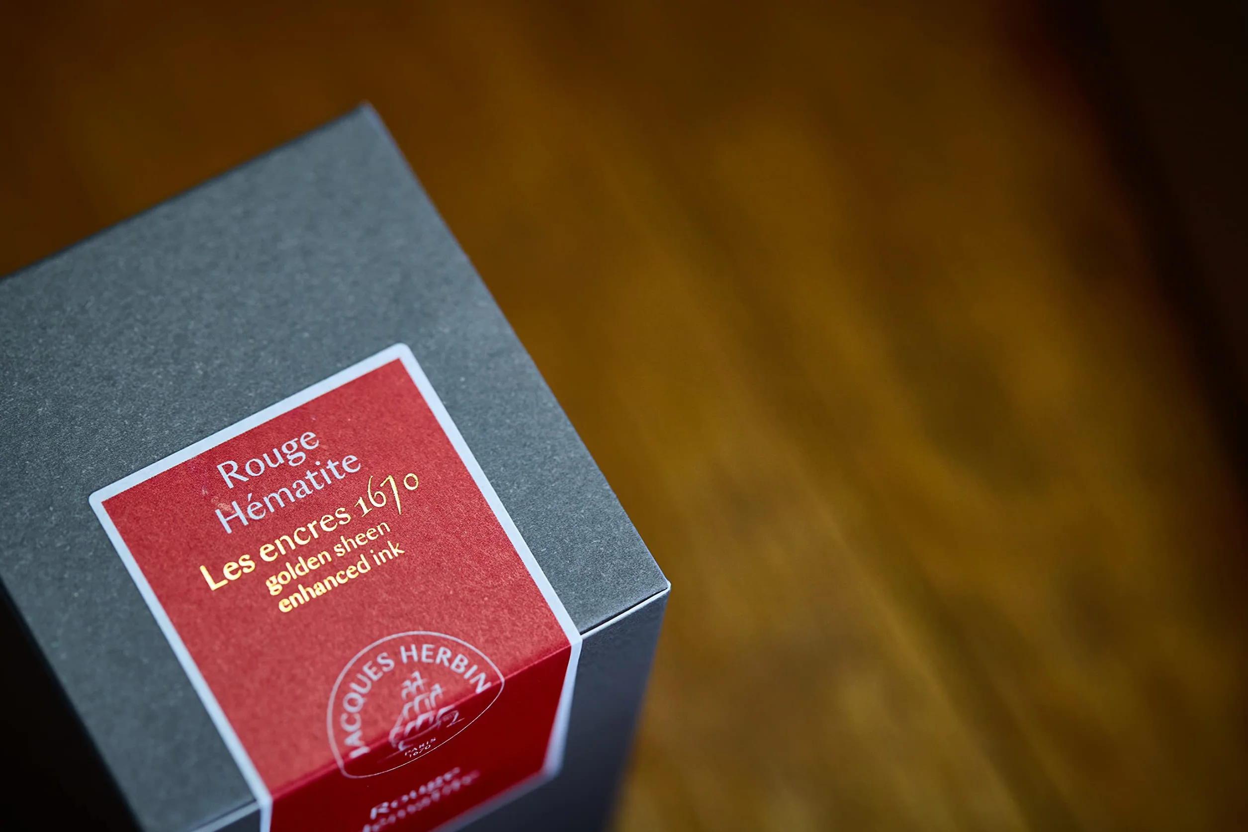 Jacques Herbin 15026JT – Butelka atramentu z drobinkami złota 1670 do pióra wiecznego, długopisu wiecznego, stalówki szklanej i obsadki – 50 ml, Hematytowa czerwień