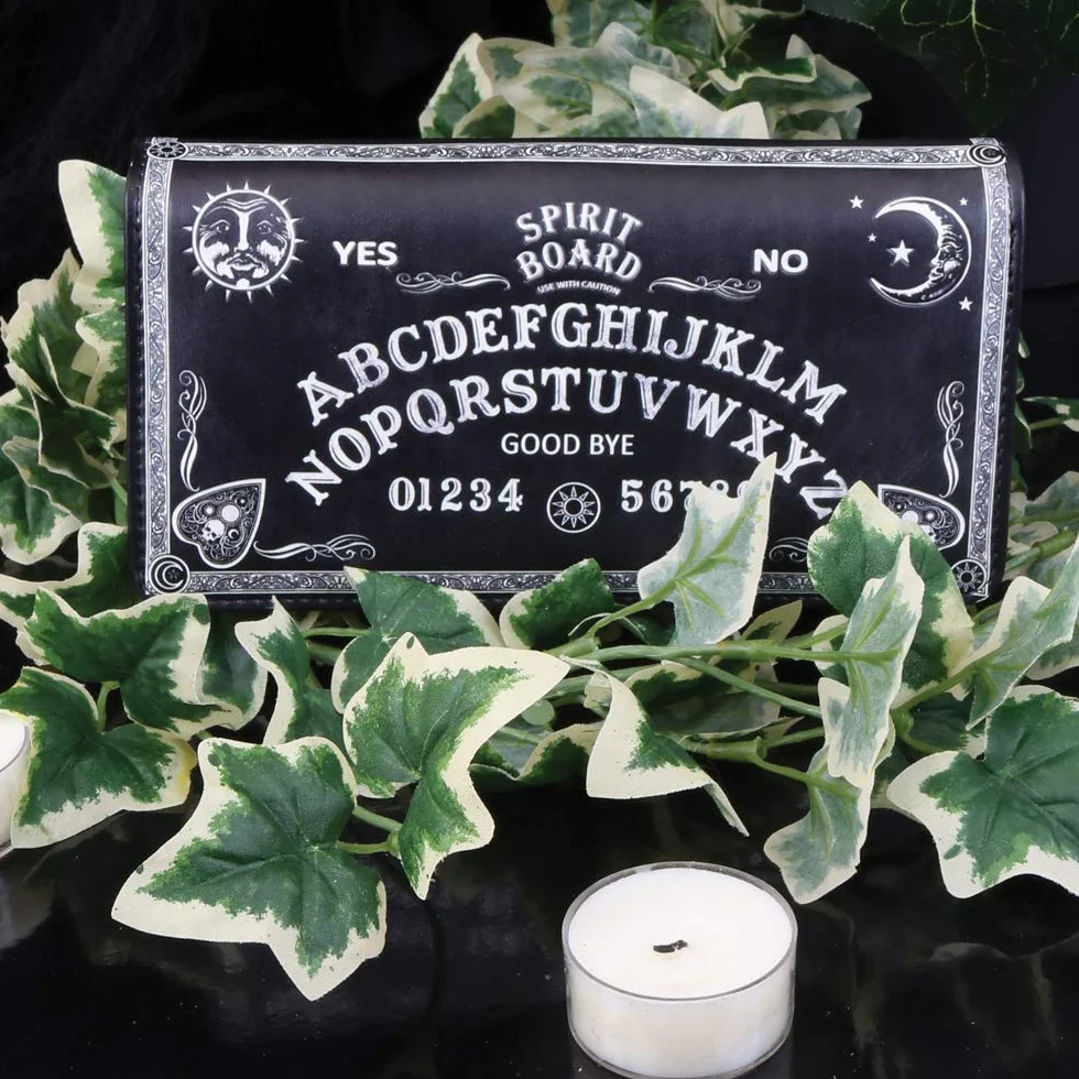 Nemesis Now Spirit Board Tłoczona torebka Ouija 19 cm, skóra PU, czarny, klasyczny czarno-biały wzór tablicy spirytusowej, magiczny i stylowy, piękne tłoczone detale