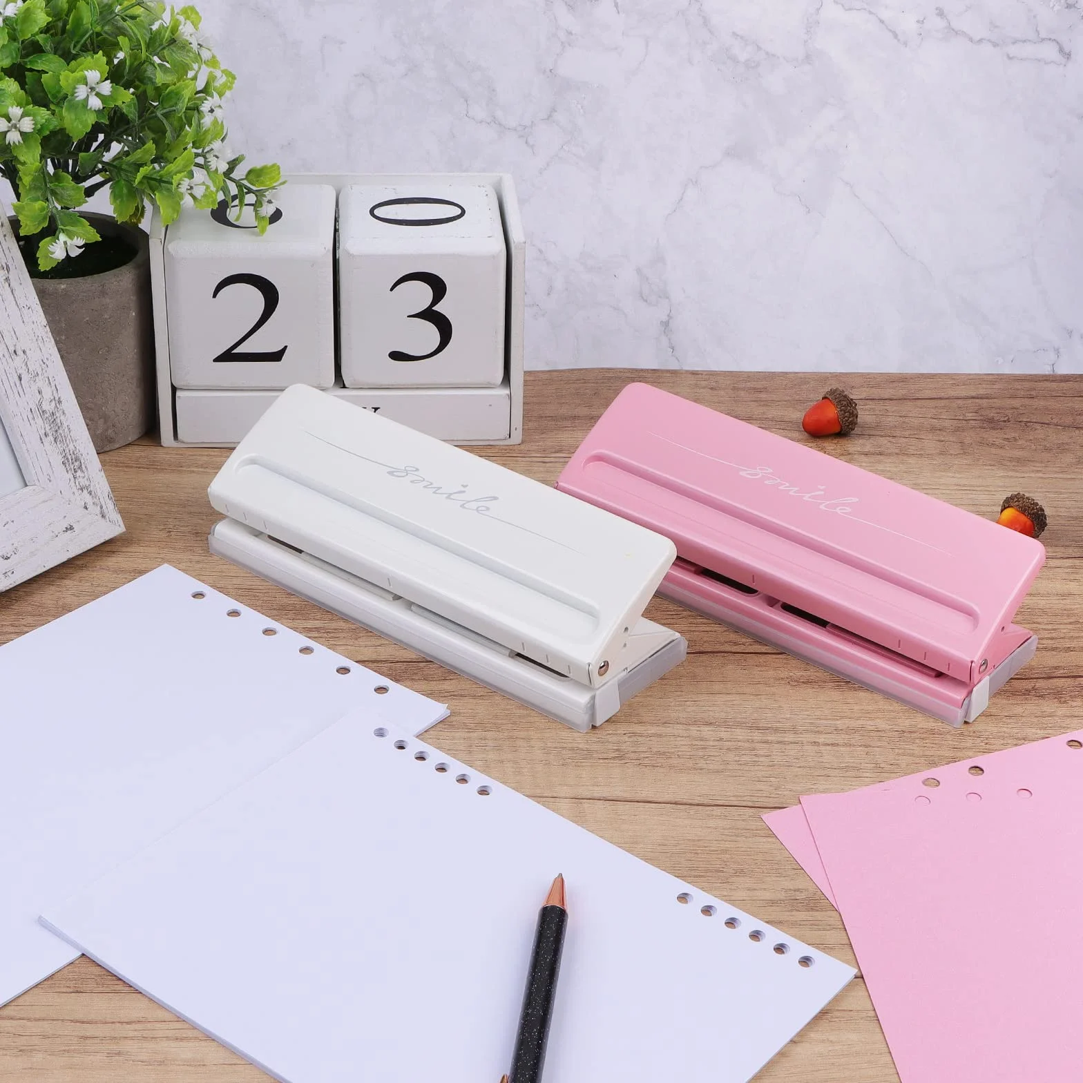 Dziurkacz biurkowy z 6 otworami, wykrawanie, 6 otworów, regulowany do przestrzeni A4, A5, A6, A7, B5, pojemność wiercenia 6 arkuszy, średnica otworu 5 mm.