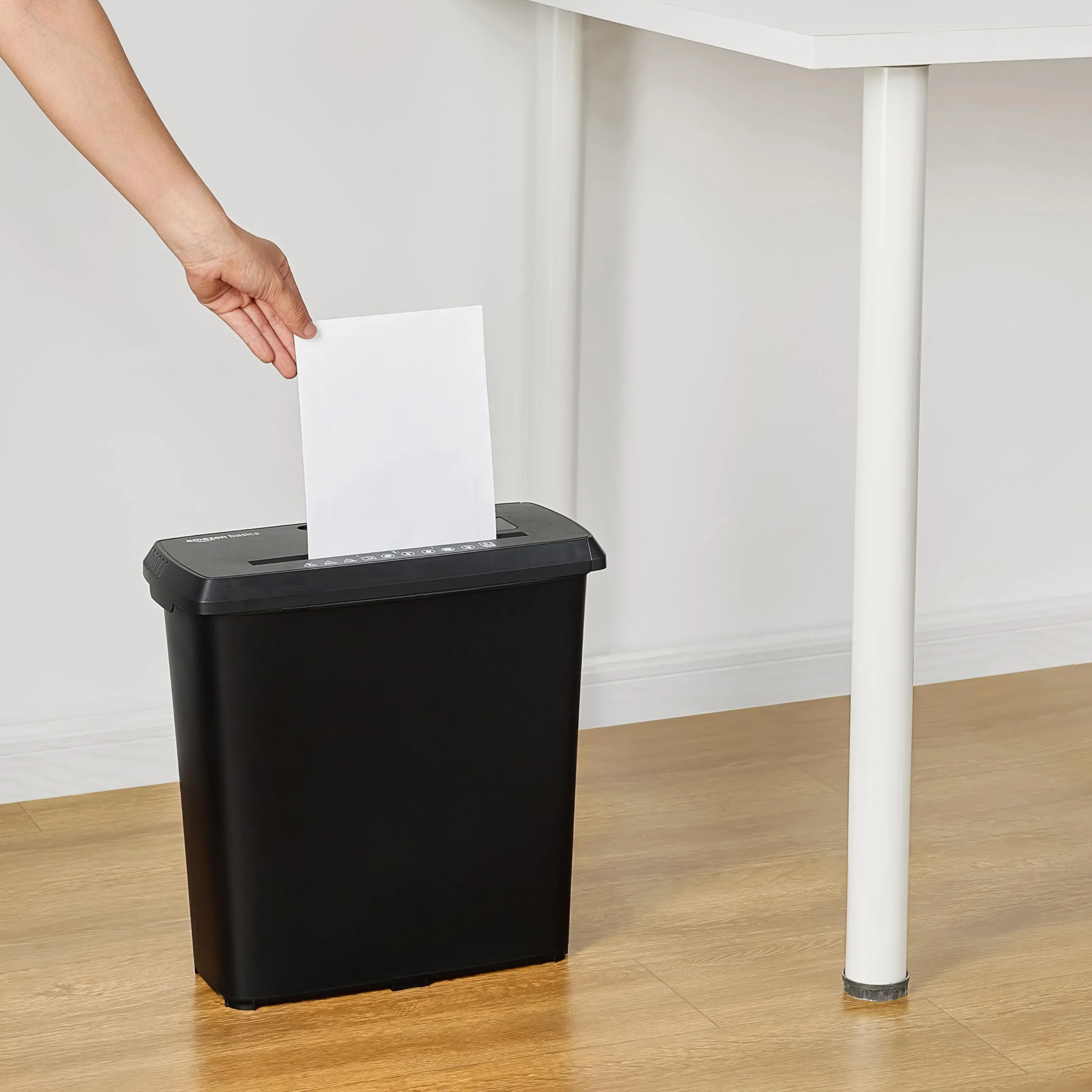 Amazon Basics Niszczarka dokumentów, ciecie w paski do 8 arkuszy, do papieru, płyt CD i kart kredytowych, czarna