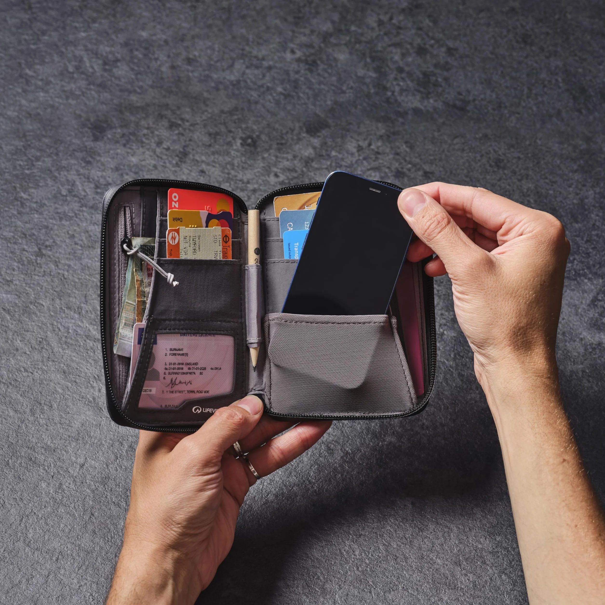 Lifeventure Mini portfel podróżny z ochroną RFID – składany portfel z zamkiem błyskawicznym i etui na paszport do podróży, przyjazny dla środowiska, materiał nadający się do recyklingu (szary)