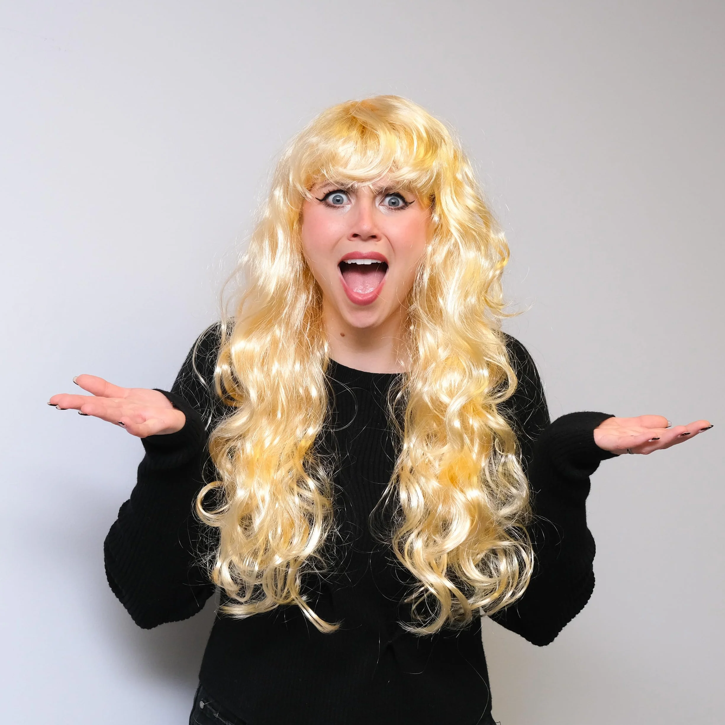 TRIXES Blond peruka – falowane, naturalnie wyglądające włosy z frędzlami – na imprezę kostiumową, Cosplay, Halloween