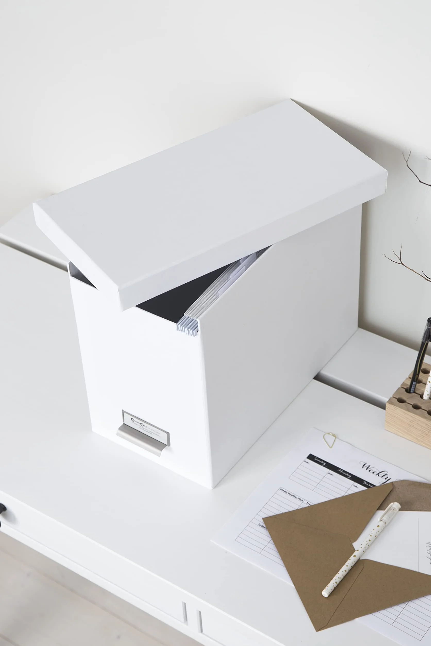 Bigso Box of Sweden JOHAN wiszące pudełko na teczki z pokrywką – stylowe pudełko archiwalne z 8 skoroszytami – pudełko na teczki wiszące z płyty pilśniowej i papieru, kolor biały