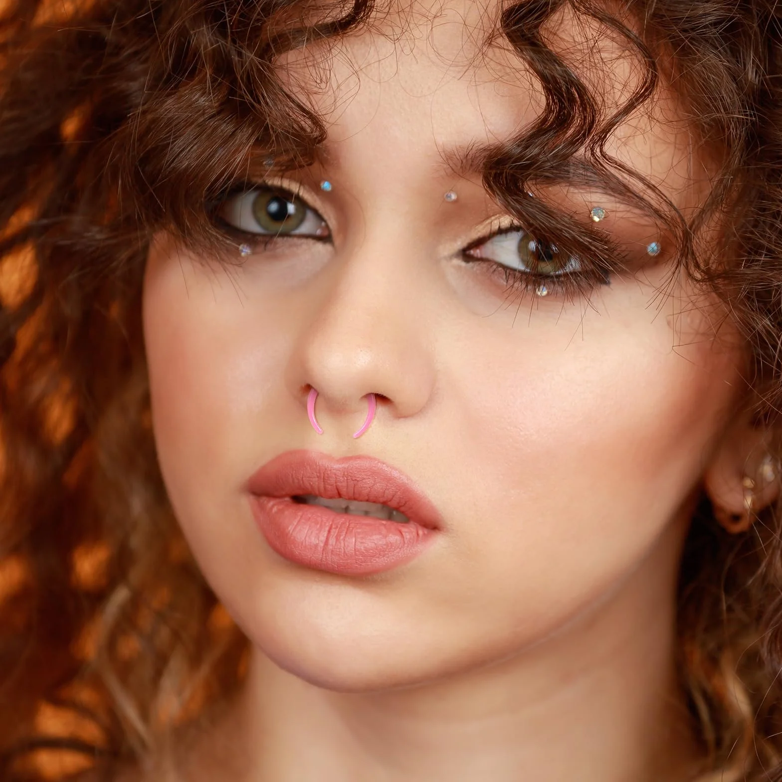 Lusofie Zestaw 4 par kolczyków do przegrody nosowej, 4 kolory, do piercingu septum, w kształcie litery C, akrylowe, do przegrody nosowej, stożkowe kolczyki do nosa, piercing do nosa i uszu, dla kobiet
