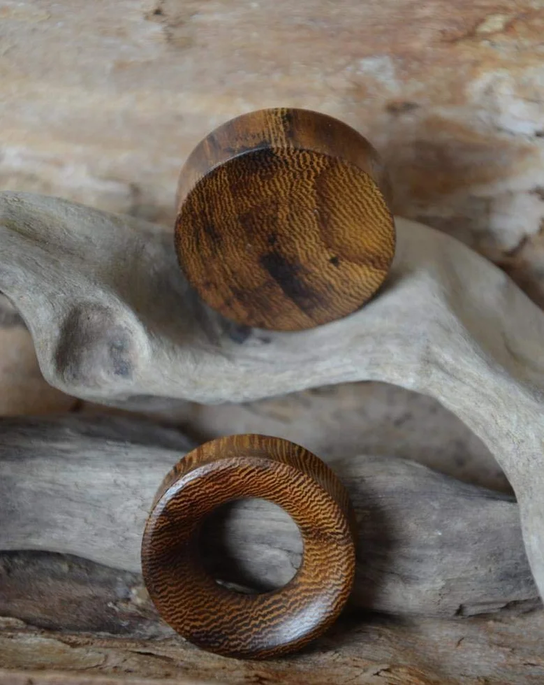CHICNET Flesh Plug tunel dla kobiet i mężczyzn, rozpychacz z drewna parazytowego w kolorze brązowym, ciemnobrązowym, Double Flared, 6 mm-30 mm, Organic Tribal etno Celtic Nordic Piercing biżuteria e 30 mm, cod. HPT-562-30
