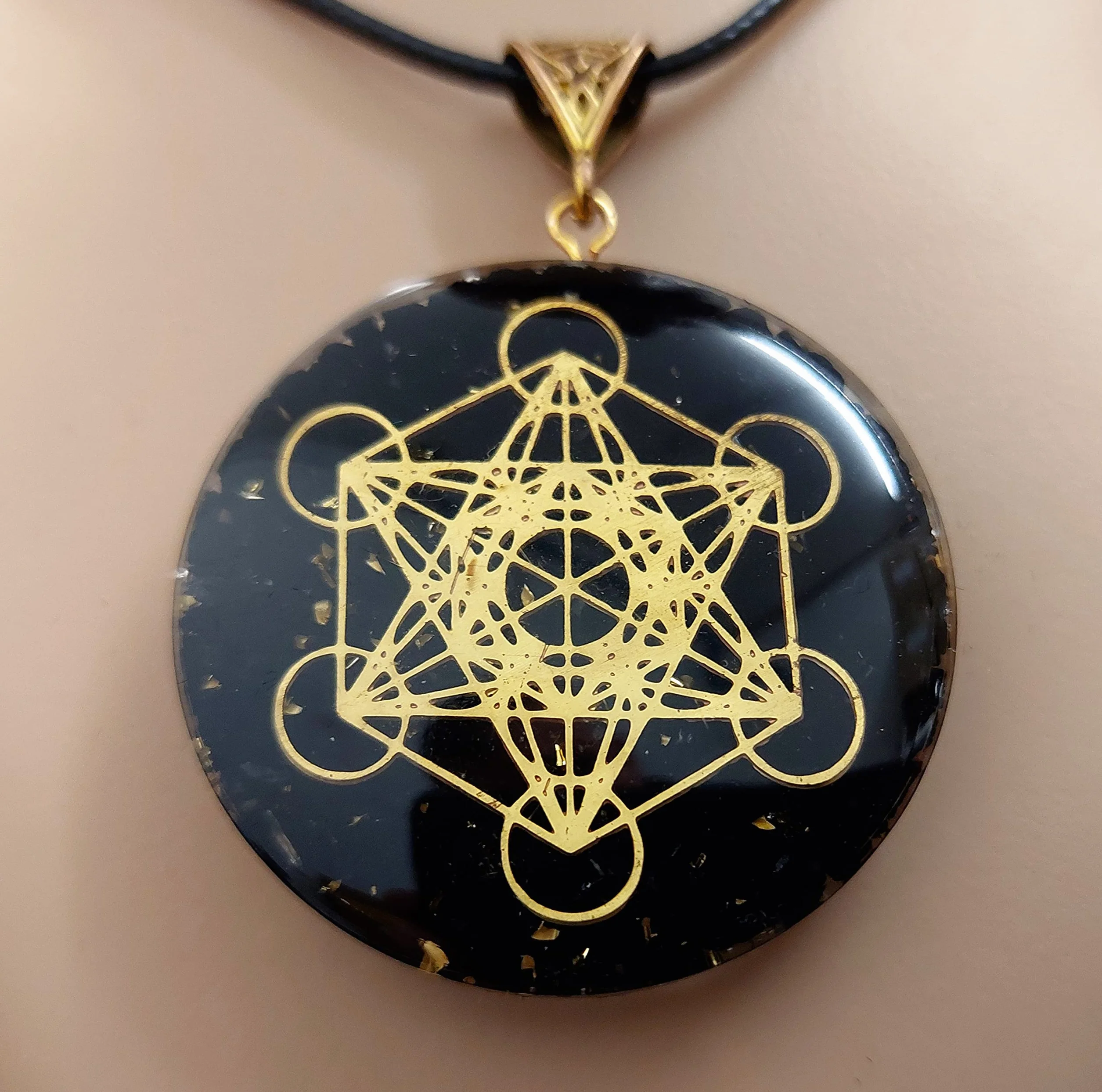 Orgonit czarny turmalin kamień szlachetny czakra amulet okrągły z kostką Metatrons w pudełku na biżuterię | ochrona energii szczęście harmonia, ca. 4 cm Durchmesser, Metal