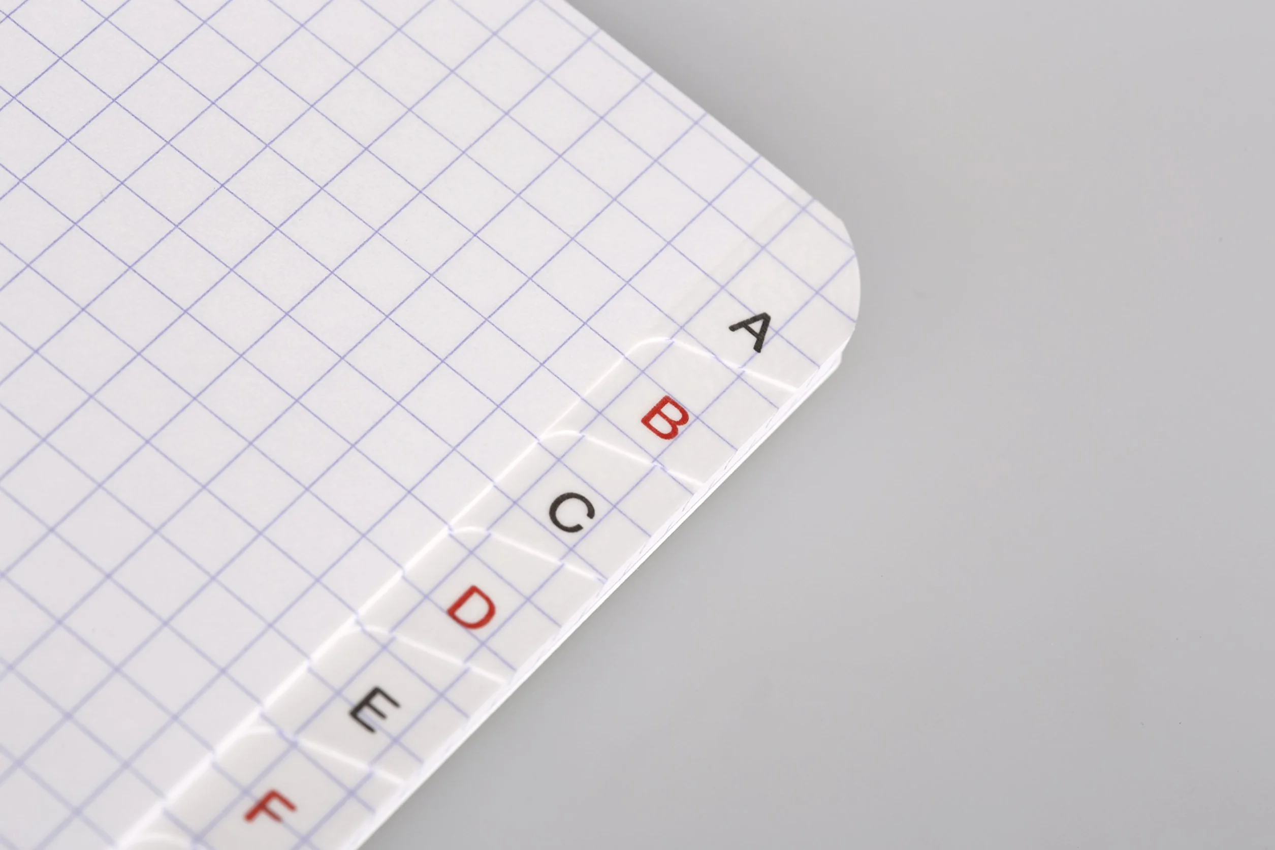 Clairefontaine 3599C Zszywany skorowidz alfabetyczny – Format: 9x14 cm – 96 stron w małą kratkę – Papier biały 90 g – Okładka kartonowa powlekana – Kolor losowy
