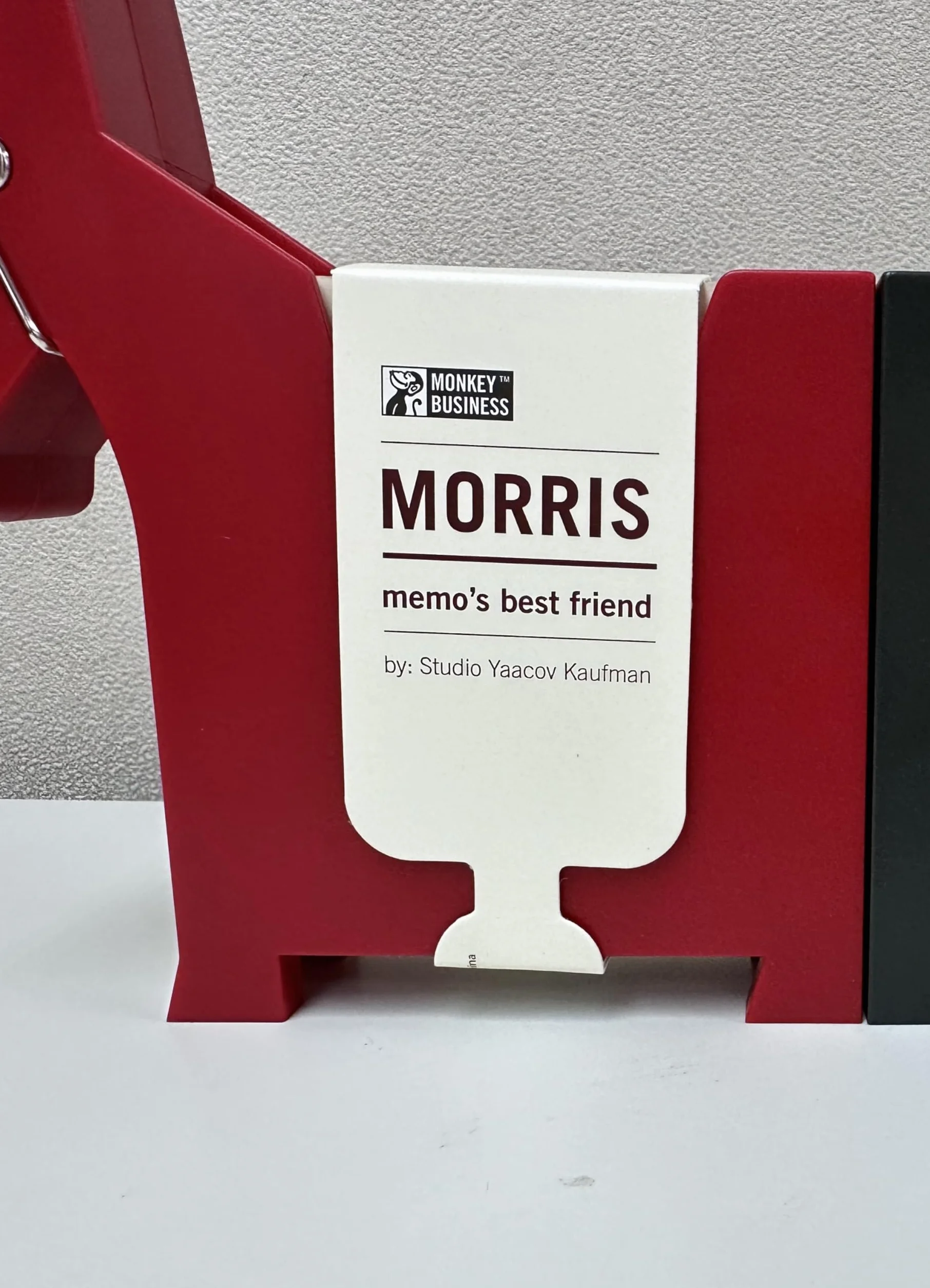 Morris der Osioł: uchwyt na biurko | śliczne akcesoria na biurko i artykuły biurowe | dekoracja biurka | akcesoria biurkowe: uchwyt i dozownik | uchwyt na karteczki | od Monkey Business