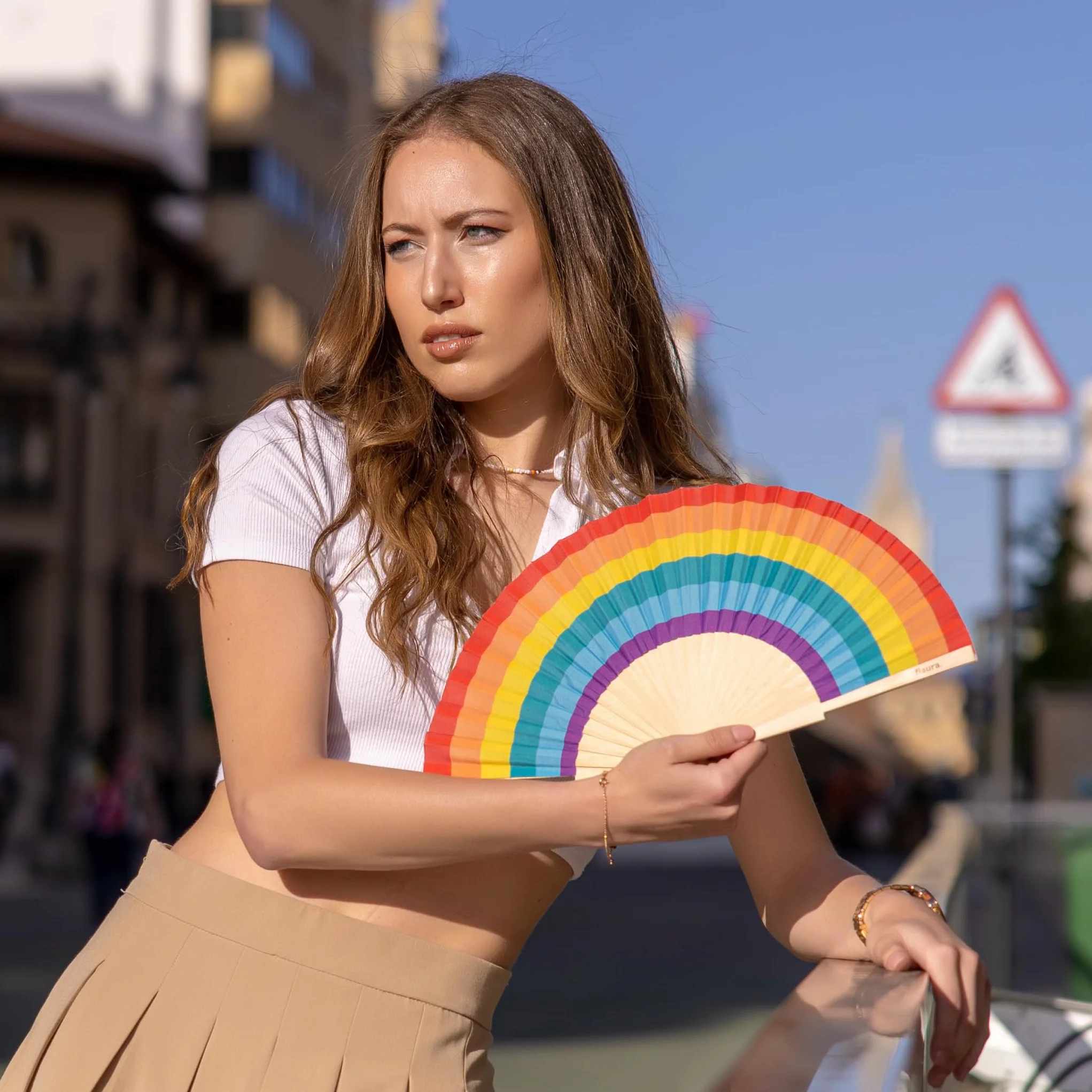 Fisura - Oryginalny wachlarz ręczny z motywem tęczy. Nowoczesny i zabawny, kolor tęczy, składany.