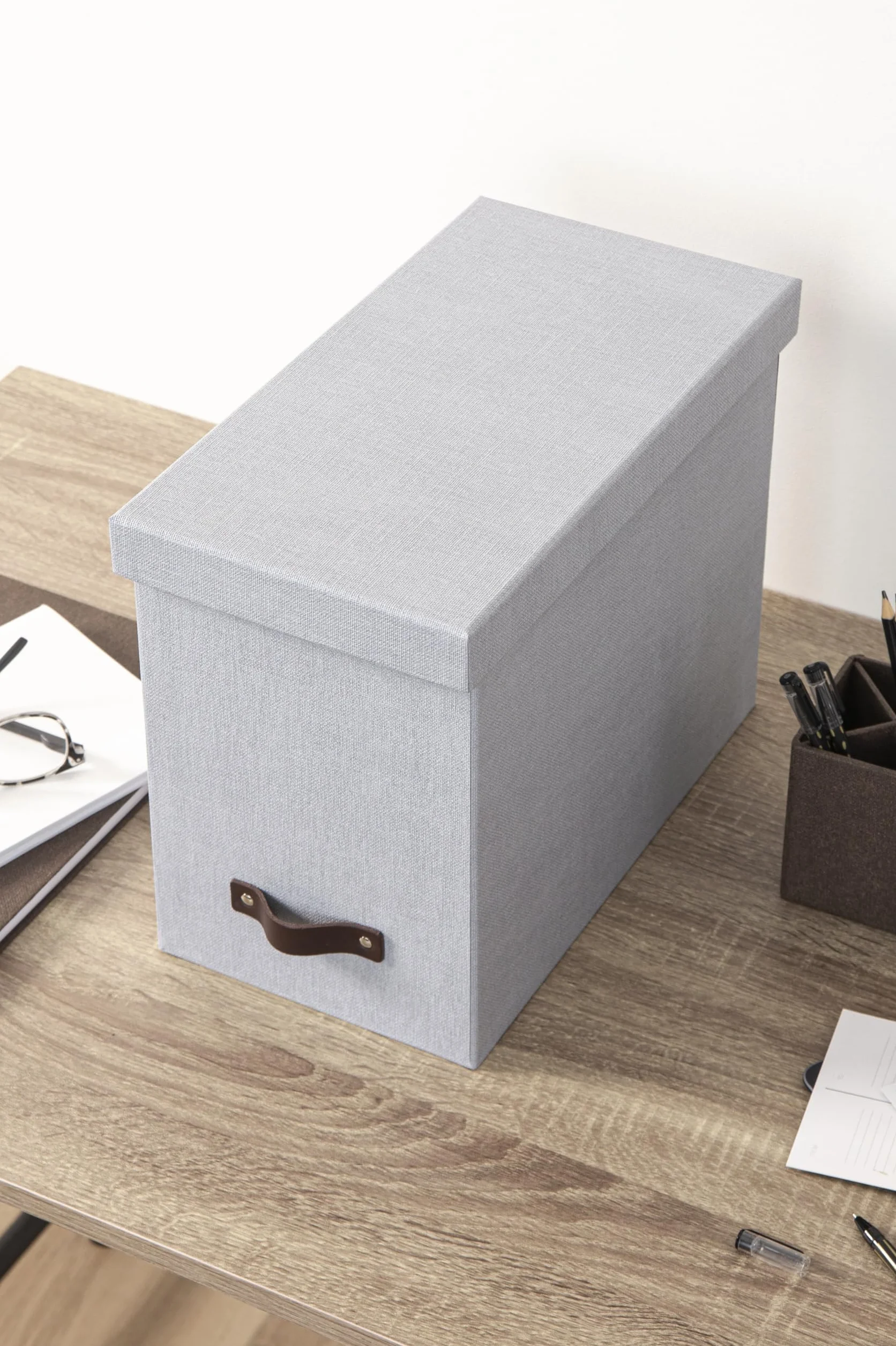 Bigso Box of Sweden JOHAN Pudełko z pokrywką – stylowe pudełko archiwalne z 8 zawieszanymi skoroszytami – pudełko na teczki wiszące z płyty pilśniowej i papieru o stylowym wyglądzie lnu – jasnoszare