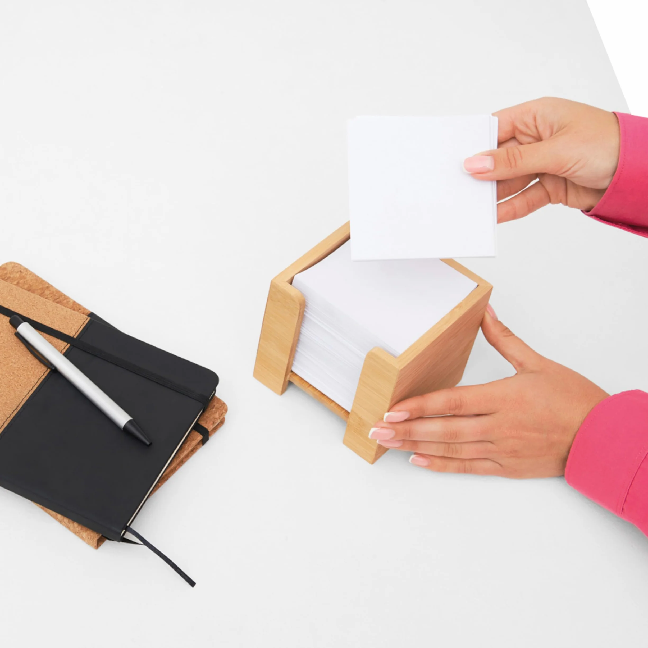 Pudełko na karteczki bambusowe, zrównoważone pudełko na karteczki, drewno, uchwyt na notatki, 900 arkuszy papieru bezdrzewnego 70 g/m², wys. x szer. x gł.: 11,5 x 11,5 x 10,7 cm, naturalny, dostępne