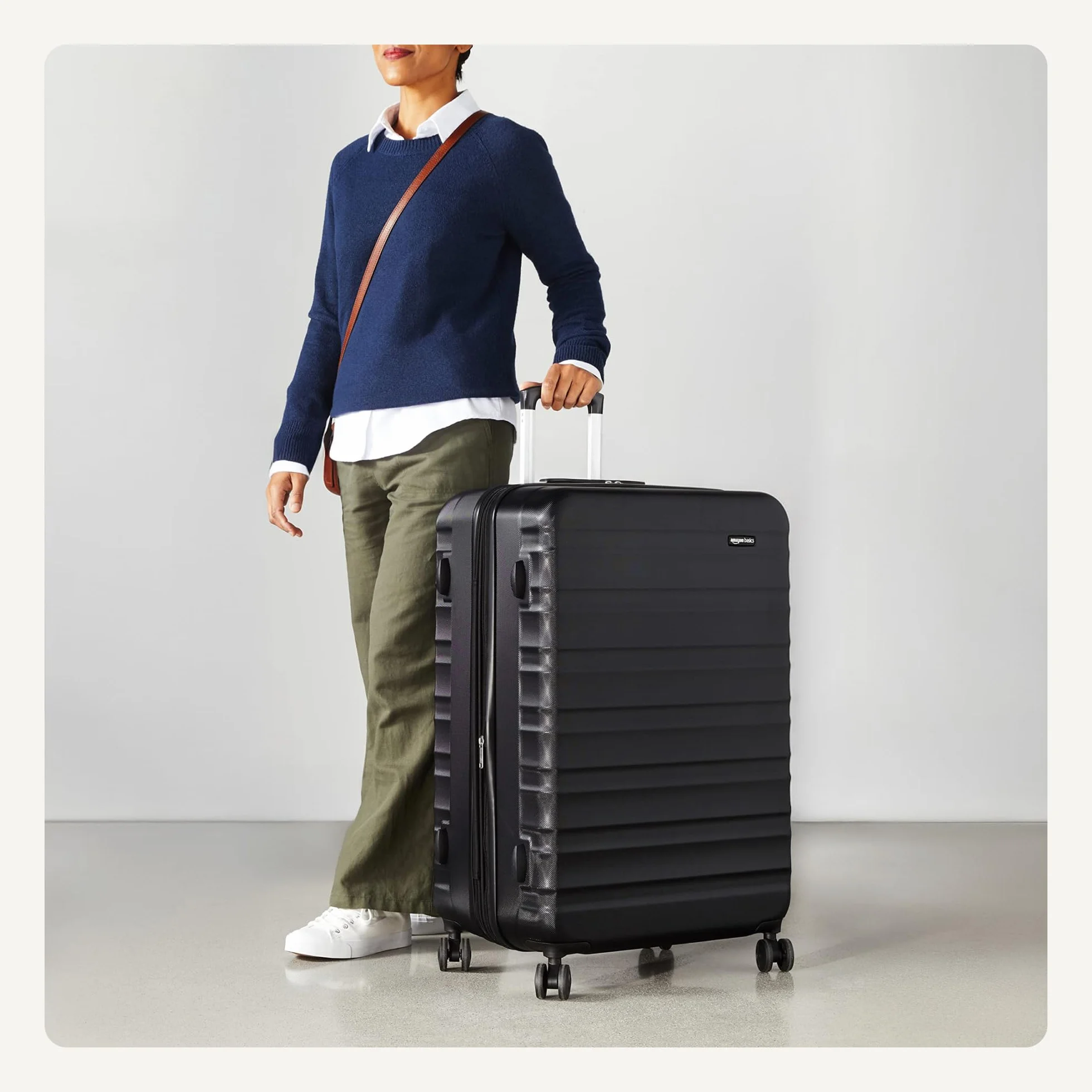 Amazon Basics Duża Walizka Twarda - Rozszerzalny Bagaż Podróżny ABS z 4 Podwójnymi Kółkami Obrotowymi - Odporna na Zarysowania i Lekka - 78 x 52,6 x 32cm - Czarny