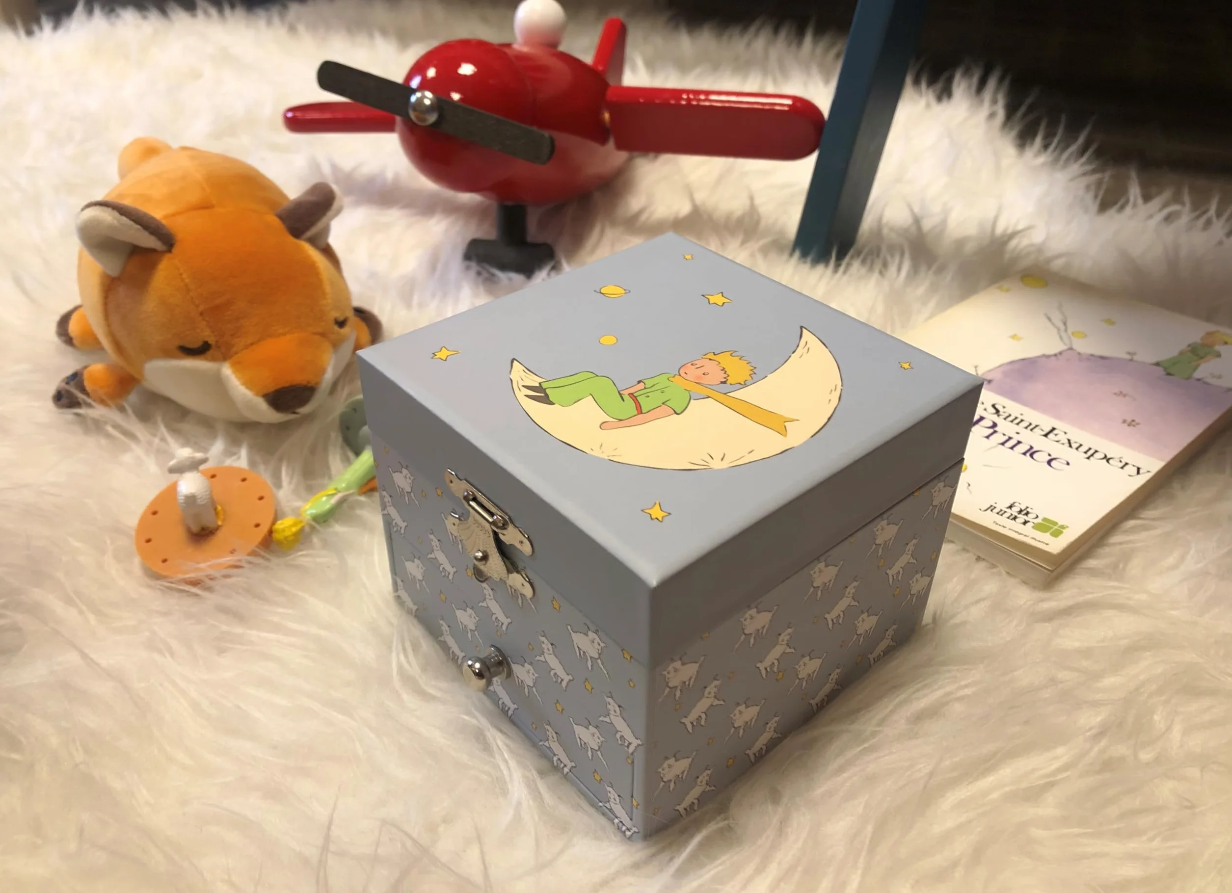 Trousselier - Le Petit Prince Saint Exupéry - Pudełko ze skarbami i biżuterią muzyczną - Idealny prezent dla dzieci - fosforyzujący świeci w nocy Piękny Dunaj Straussa