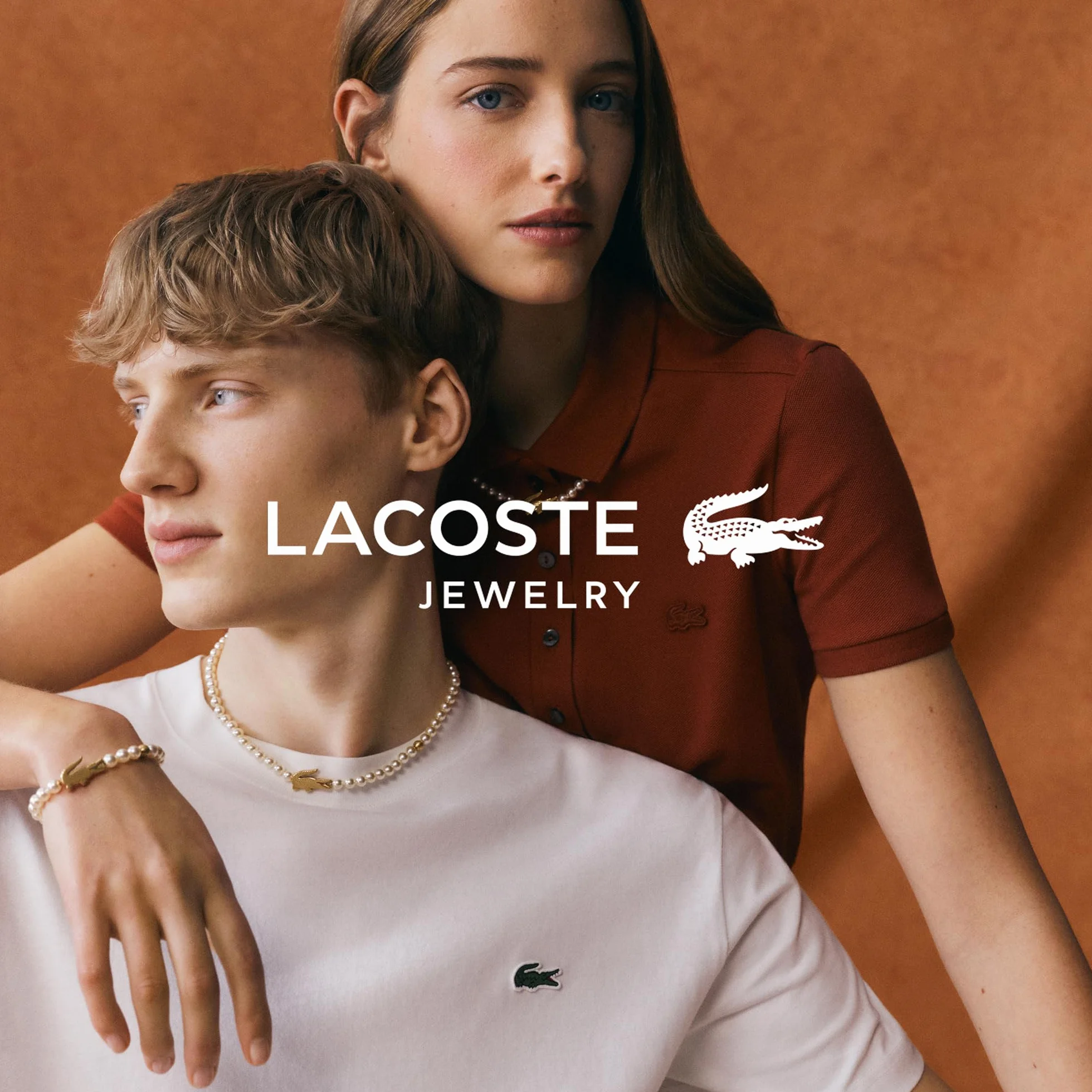 Lacoste MATCHPOINT Collection Bransoletka na naszyjnik ze sztucznymi perełkami z różnymi urokami w kolorze żółtego złota i kolczykami ze sztucznych pereł z żółtym złotem krokodylem