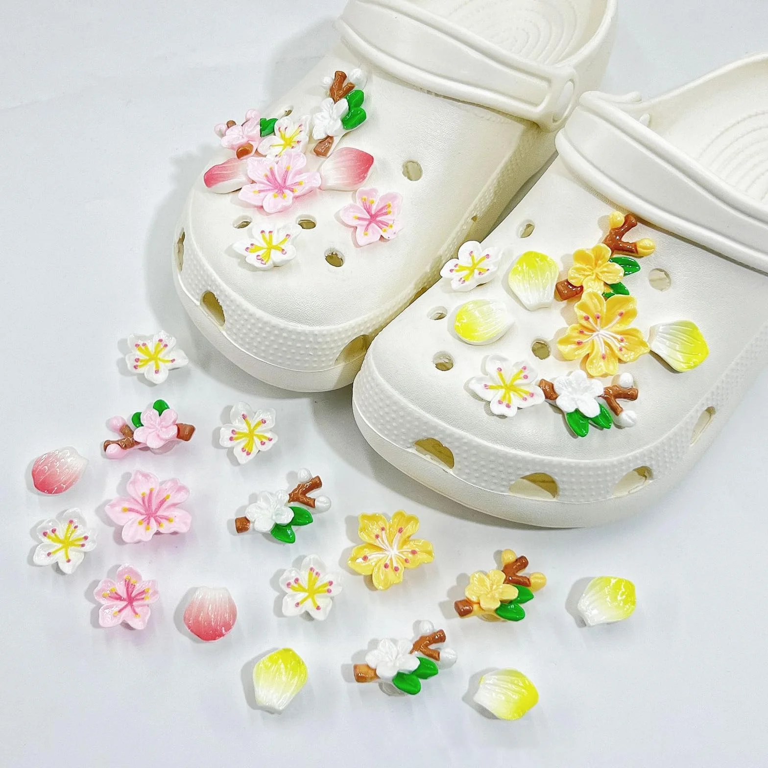 16 sztuk przypinek do butów, przypinki Crocs w kształcie kwiatów, słodkie przypinki do butów, przypinka w kształcie kwiatu brzoskwini, dodatek do butów Sakura, DIY dekoracja do butów w stylu kreskówek