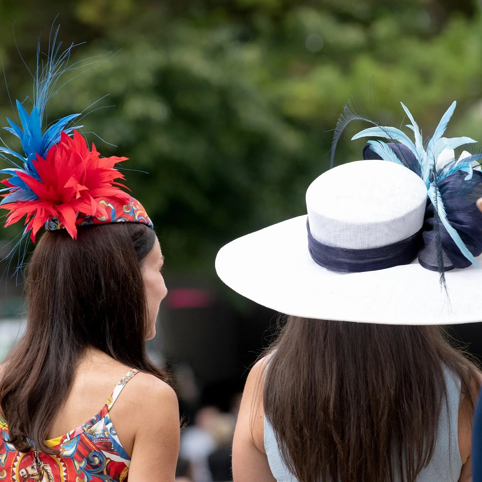 PATIKIL Kwiatowa spinka do włosów, 2 szt. elegancka broszka z piórami kwiatowymi szpilka kapelusz jedwabny ślub impreza taniec bankiet szpilki akcesoria kamelia amulet damska sukienka garnitur, czarna