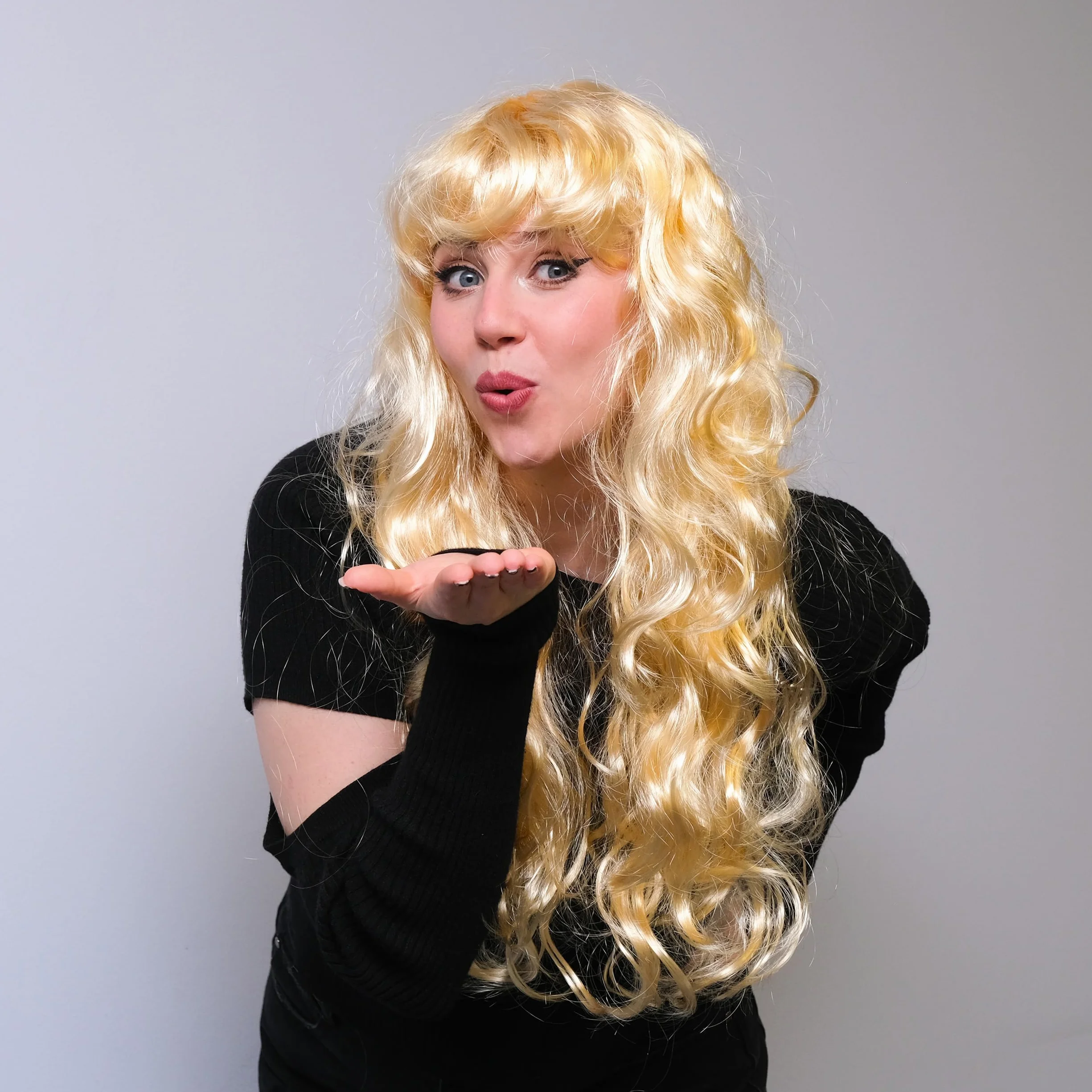 TRIXES Blond peruka – falowane, naturalnie wyglądające włosy z frędzlami – na imprezę kostiumową, Cosplay, Halloween
