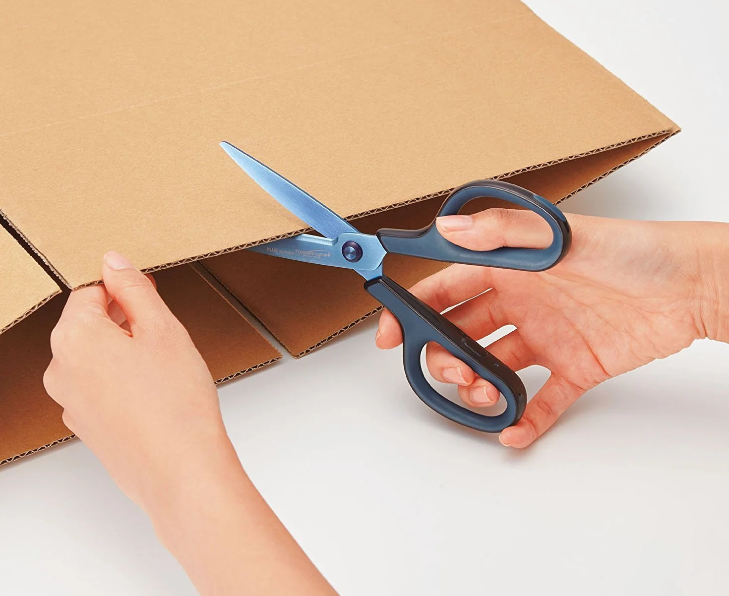 PLUS Japan, Fitcut Curve Premium tytanowa powłoka w kolorze brązowym, długość 17,5 cm