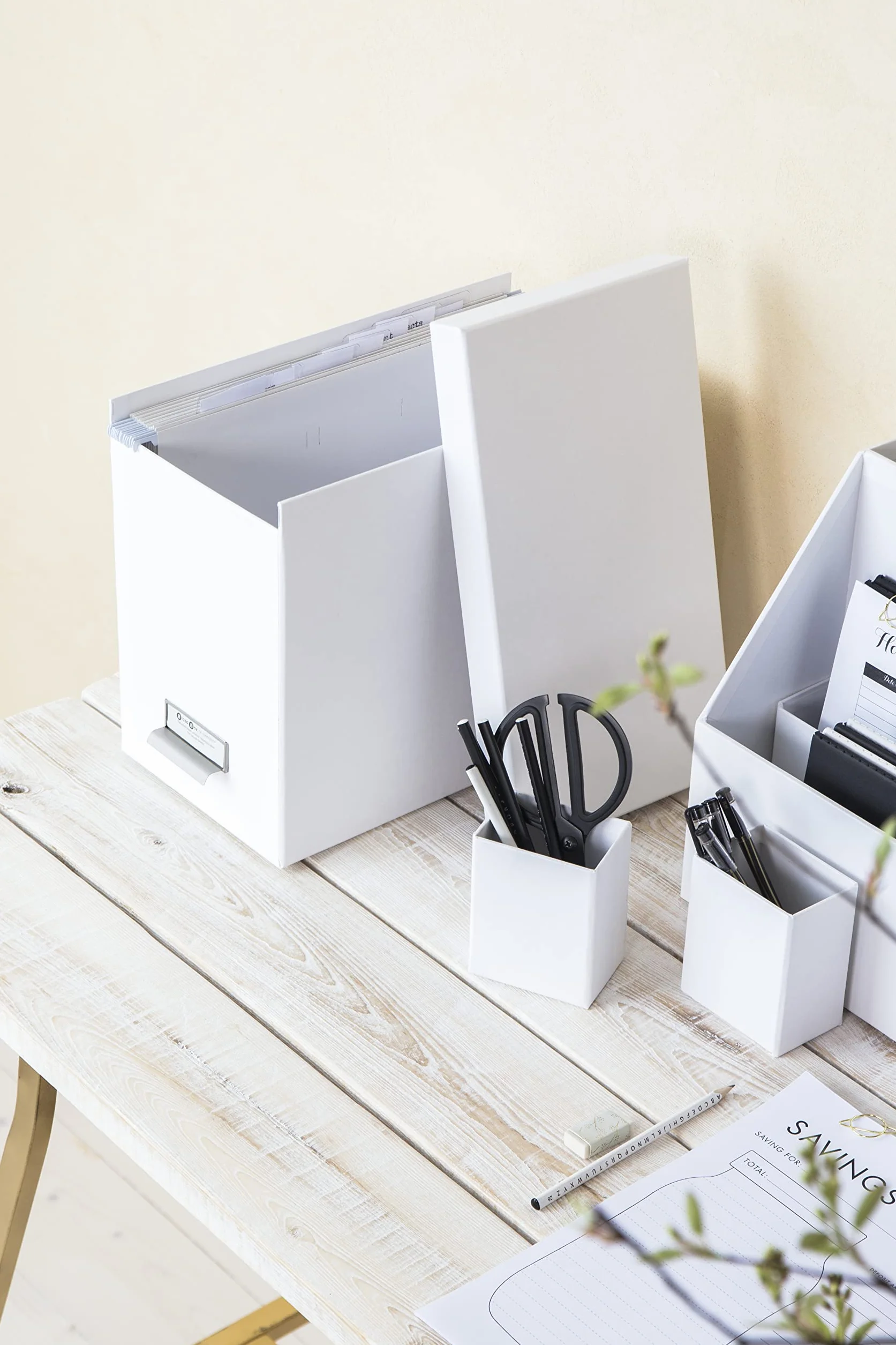 Bigso Box of Sweden JOHAN wiszące pudełko na teczki z pokrywką – stylowe pudełko archiwalne z 8 skoroszytami – pudełko na teczki wiszące z płyty pilśniowej i papieru, kolor biały