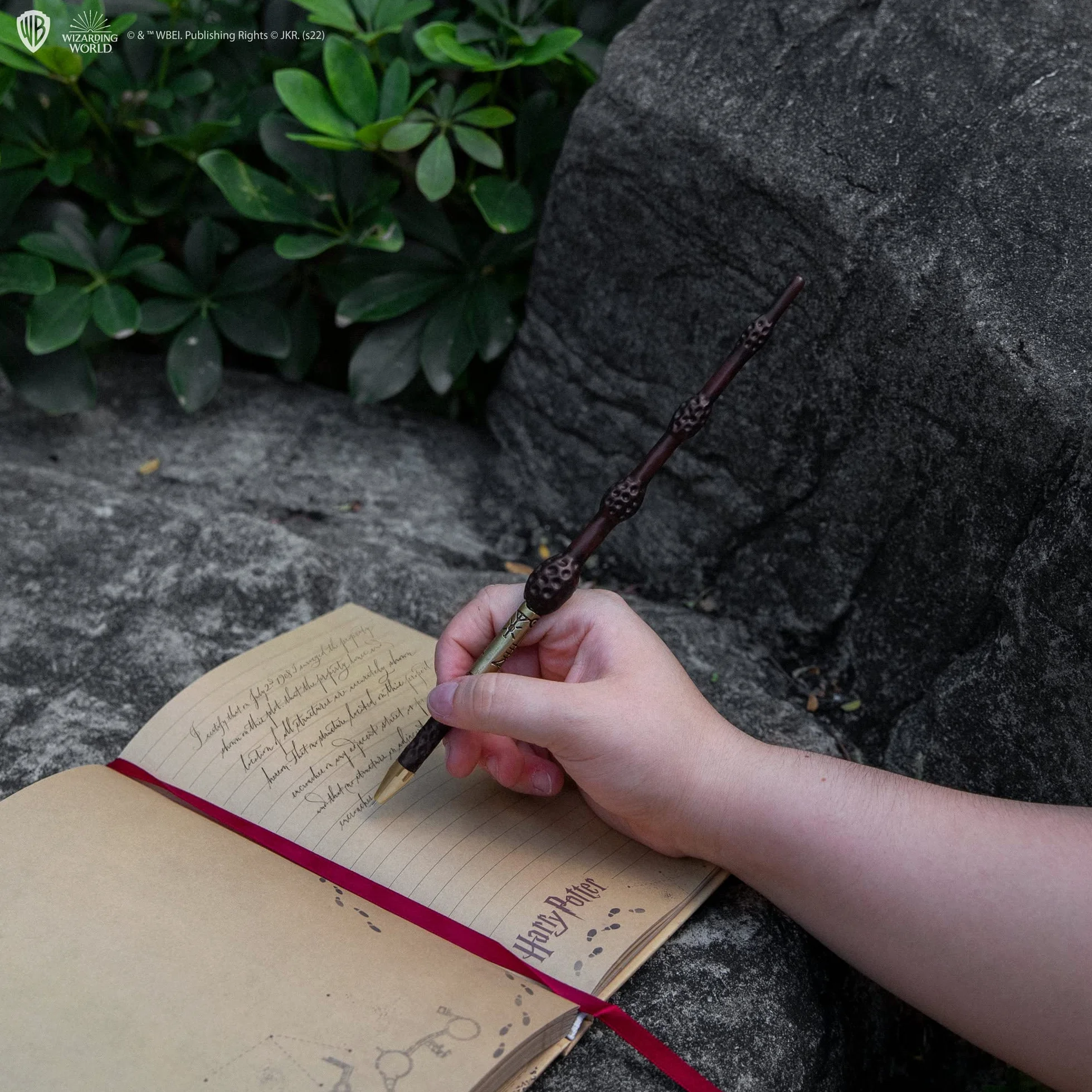 Cinereplicas Harry Potter - Magiczna różdżka Albus Dumbledore z podstawką i soczewkową zakładką - Oficjalna licencja