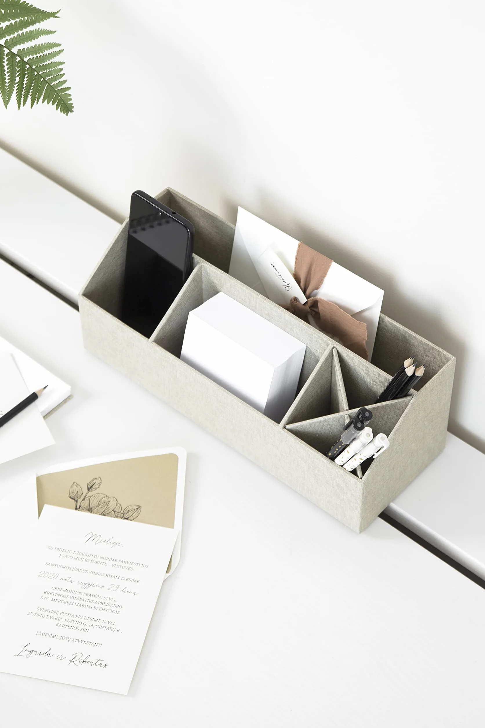 Bigso Box of Sweden Organizer na biurko z 4 przegródkami, do przechowywania notatek, spinaczy do papieru, długopisów itp. – uchwyt na długopisy z płyty pilśniowej i papieru o wyglądzie lnu, beżowy