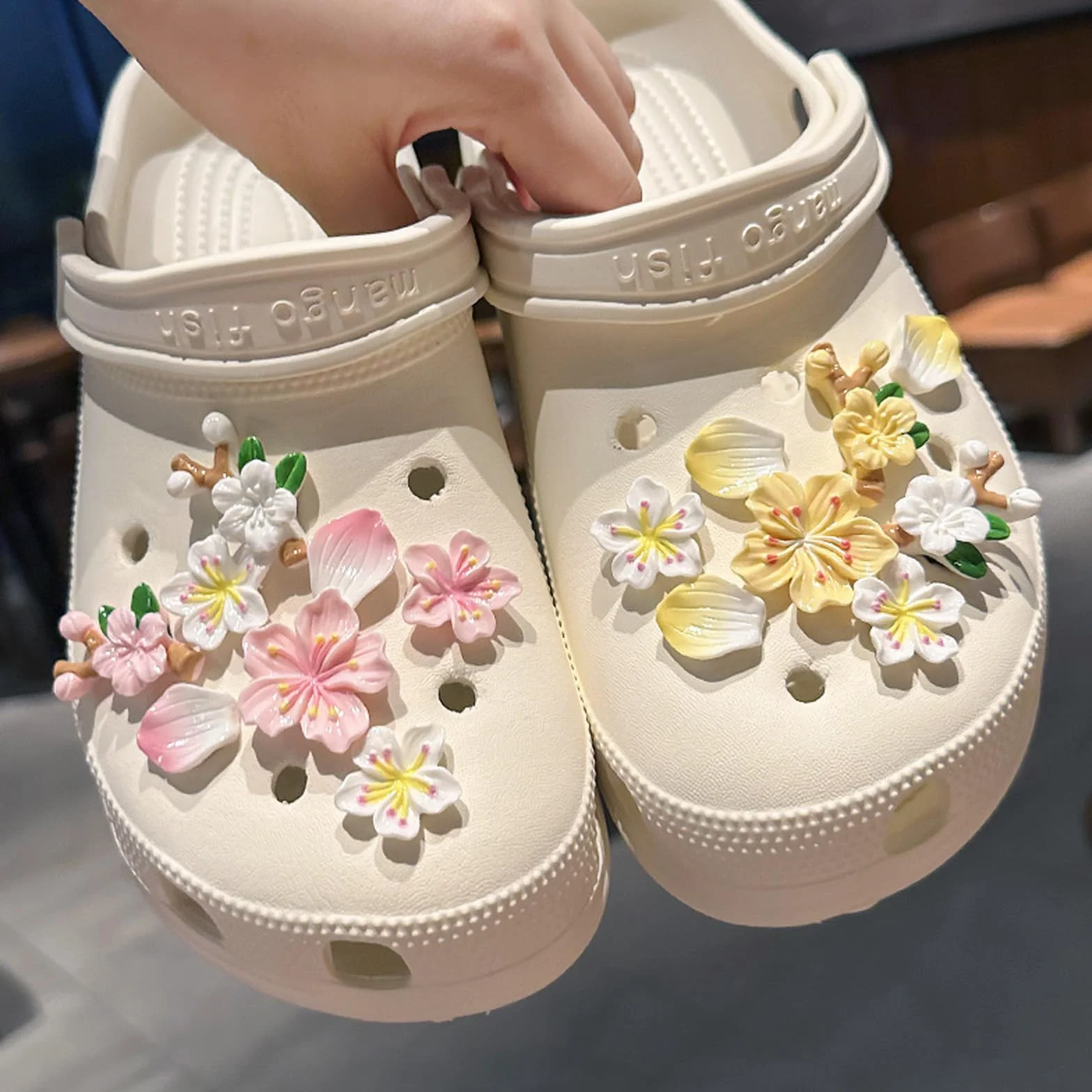 16 sztuk przypinek do butów, przypinki Crocs w kształcie kwiatów, słodkie przypinki do butów, przypinka w kształcie kwiatu brzoskwini, dodatek do butów Sakura, DIY dekoracja do butów w stylu kreskówek