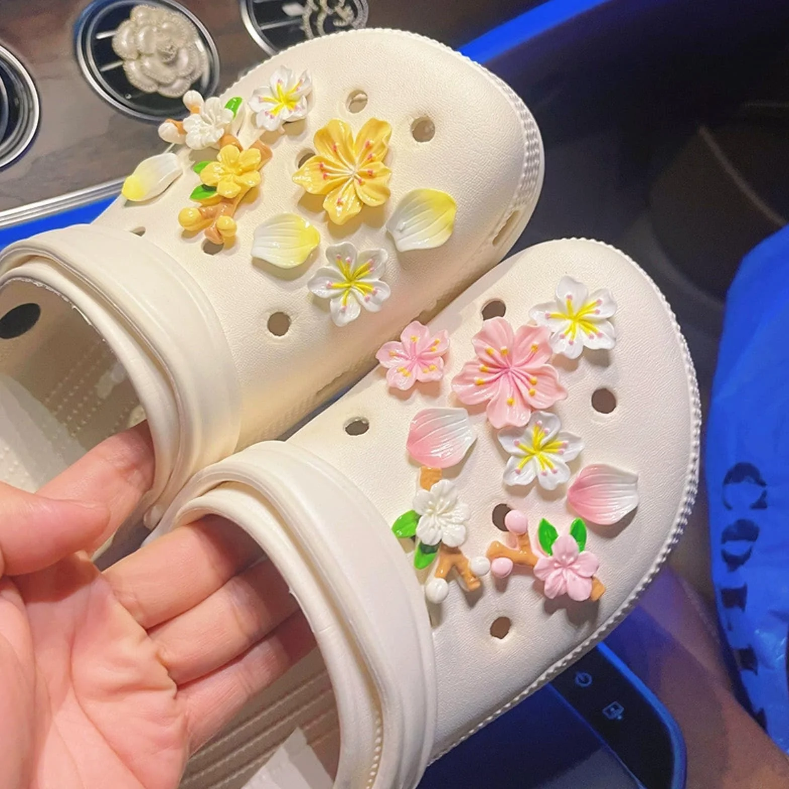 16 sztuk przypinek do butów, przypinki Crocs w kształcie kwiatów, słodkie przypinki do butów, przypinka w kształcie kwiatu brzoskwini, dodatek do butów Sakura, DIY dekoracja do butów w stylu kreskówek