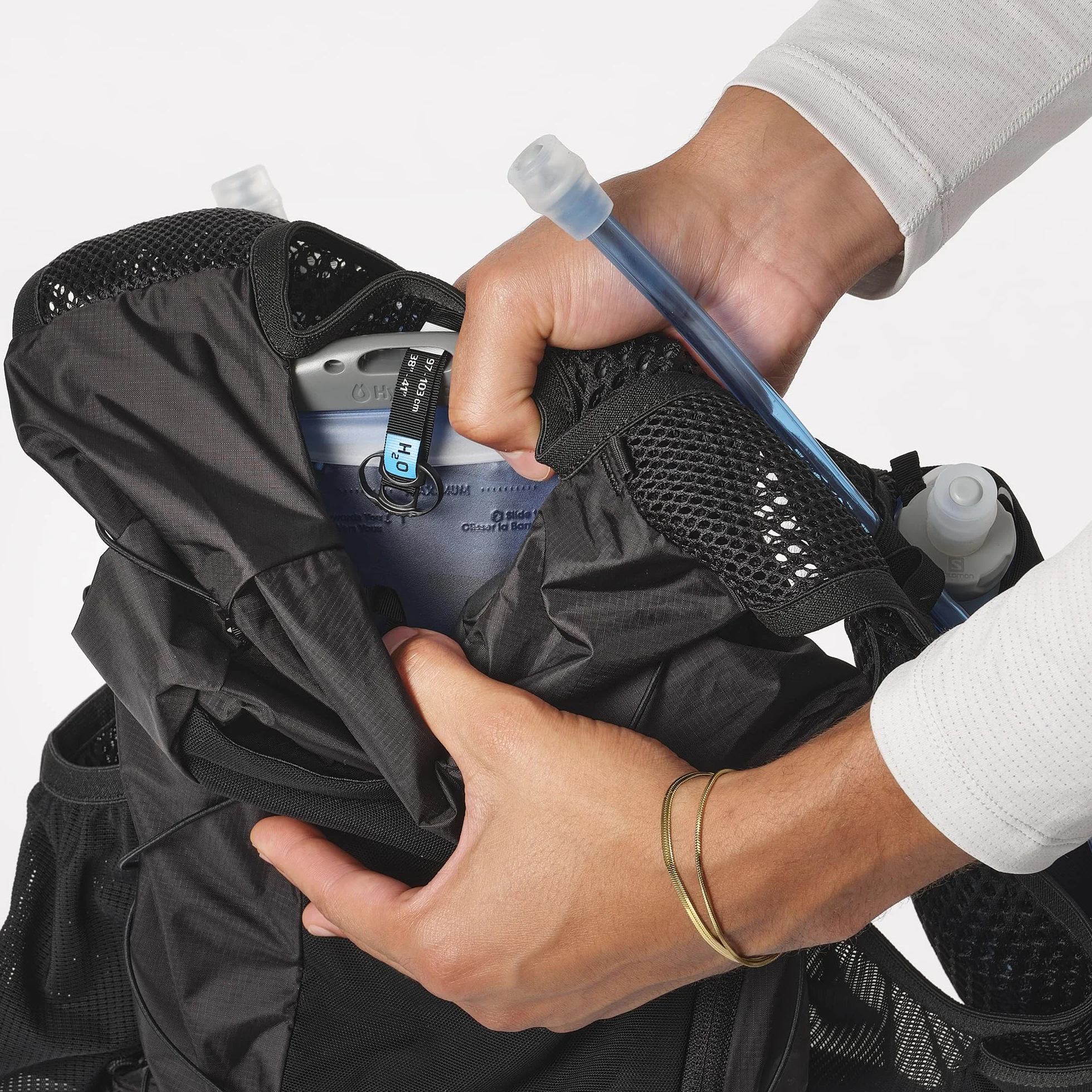 Salomon Active Skin 12 Unisex kamizelka do biegania szlak turystyczny z butelkami w zestawie, 12 l, łatwe nawodnienie, precyzyjne dopasowanie i zoptymalizowane przechowywanie, czarna, S