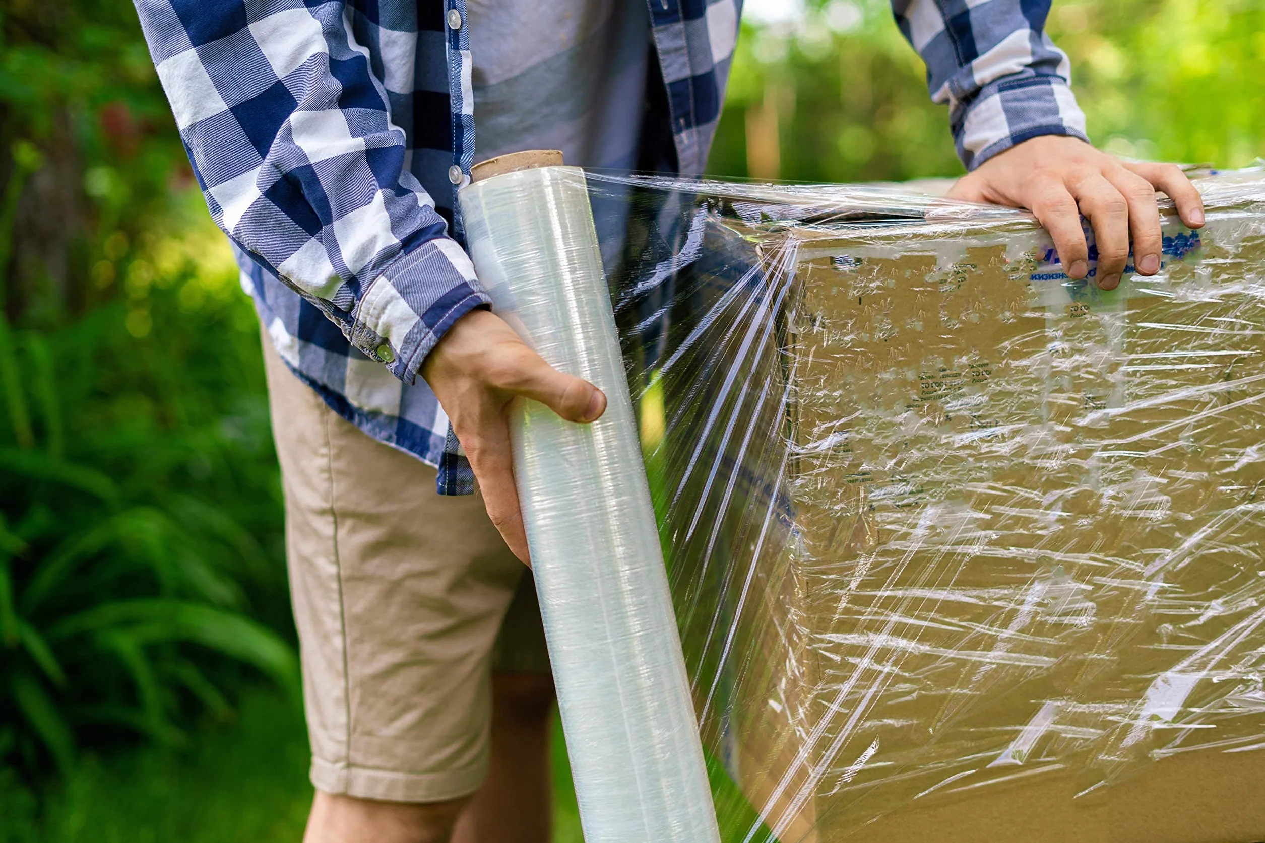Przezroczysta folia plastikowa do opakowania (1 sztuka), przezroczysta, do opakowań przemysłowych, 0,5 x 300 m, rolka, rozciągliwa, ręczna i elastyczna.